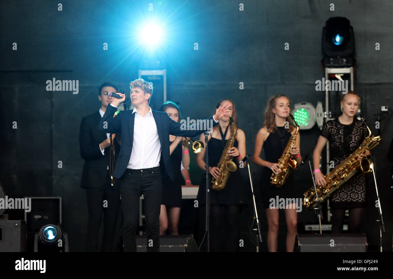 Unterhaltung während der Abschlussveranstaltung am vierten Tag der Schule Spiele 2016 an der Loughborough University. PRESSEVERBAND Foto. Bild Datum: Sonntag, 4. September 2016. Stockfoto