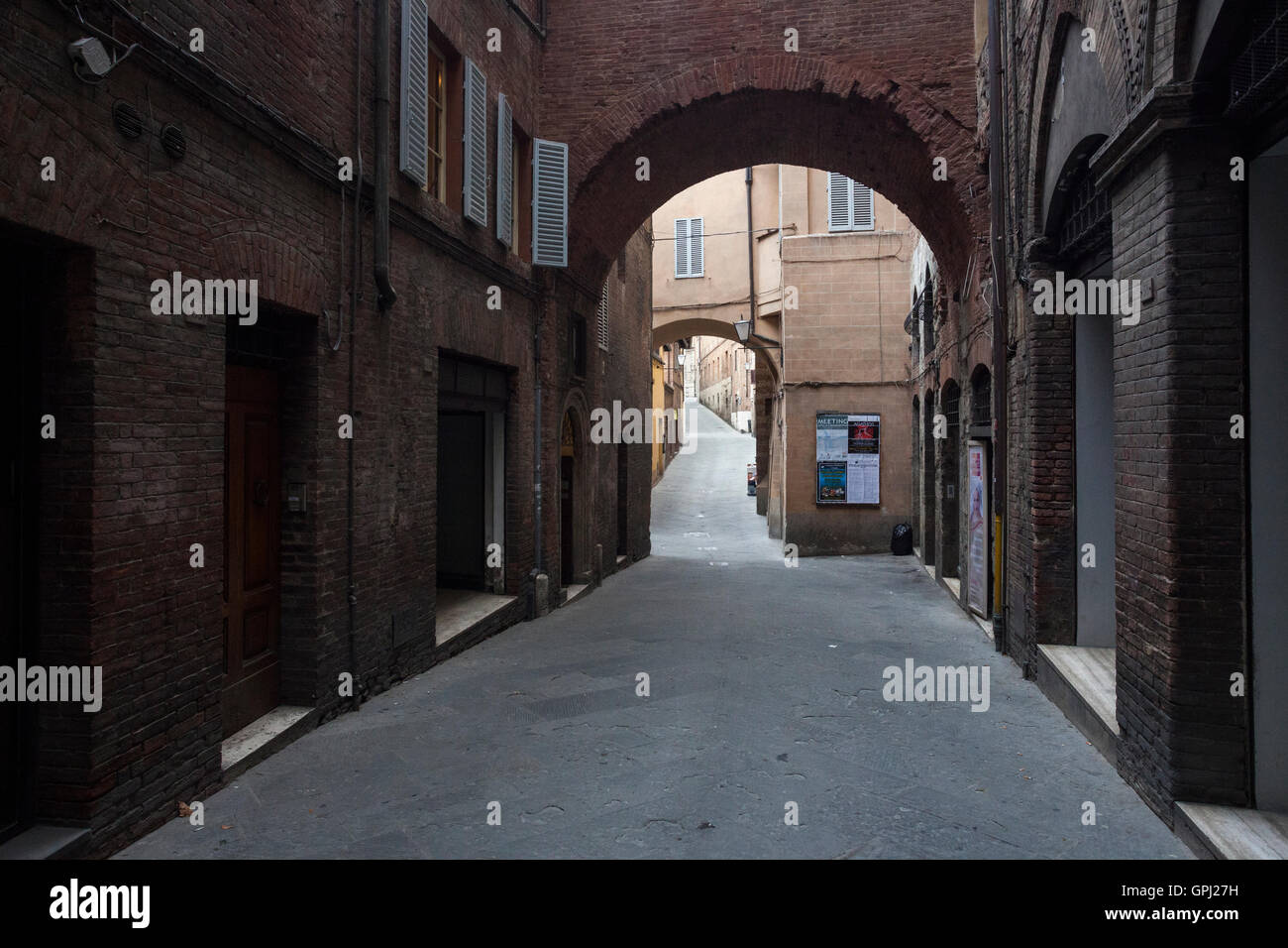 Gewölbten Durchgang auf den Straßen der Altstadt von Siena, Italien Stockfoto