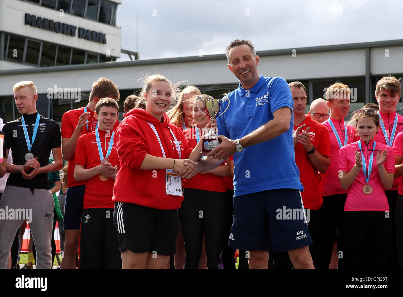 Wales-Teammanager Becky Peart wird die Trophäe von Ric Jamieson während der ständigen Präsentation während der vierten Tag der Schule Spiele 2016 an der Loughborough University, Loughborough Gesamtpunktzahl übergeben. PRESSEVERBAND Foto. Bild Datum: Sonntag, 4. September 2016. Bildnachweis sollte lauten: Steven Paston/PA Wire Stockfoto