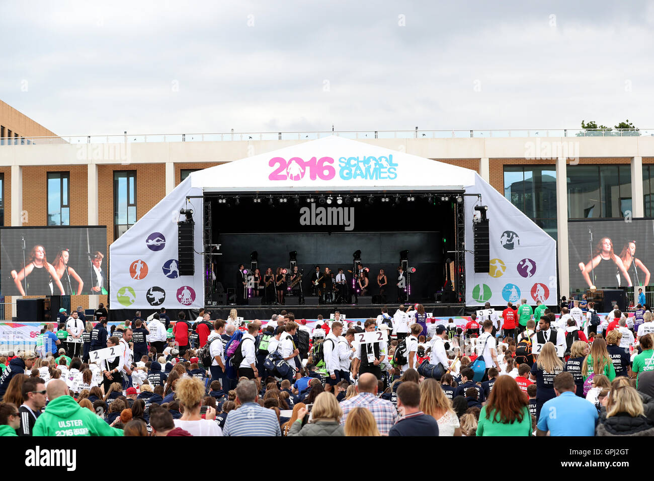 Unterhaltung während der Abschlussveranstaltung am vierten Tag der Schule Spiele 2016 an der Loughborough University. PRESSEVERBAND Foto. Bild Datum: Sonntag, 4. September 2016. Stockfoto