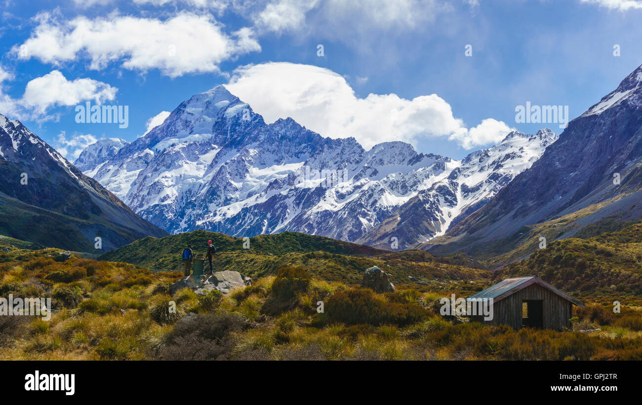 Schöne Landschaft der majestätischen Mount Cook mit Rastplatz Cottage und Touristen von Hooker Valley Trail, New Zealand Stockfoto