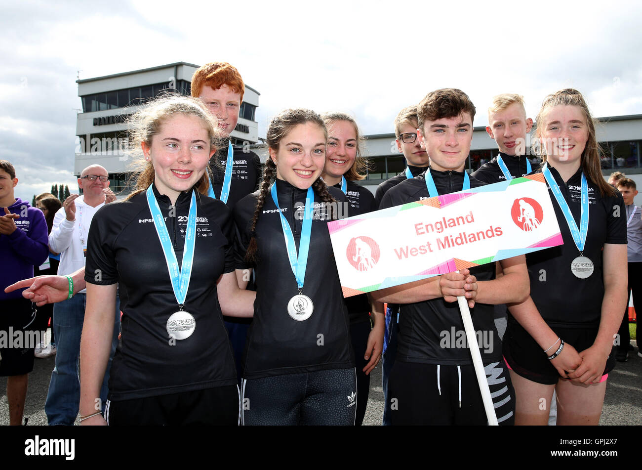 West Midlands Team posieren mit ihren Silbermedaillen in der ständigen Präsentation während der vierten Tag der Schule Spiele 2016 an der Loughborough University, Loughborough Gesamtpunktzahl. PRESSEVERBAND Foto. Bild Datum: Sonntag, 4. September 2016. Bildnachweis sollte lauten: Steven Paston/PA Wire Stockfoto