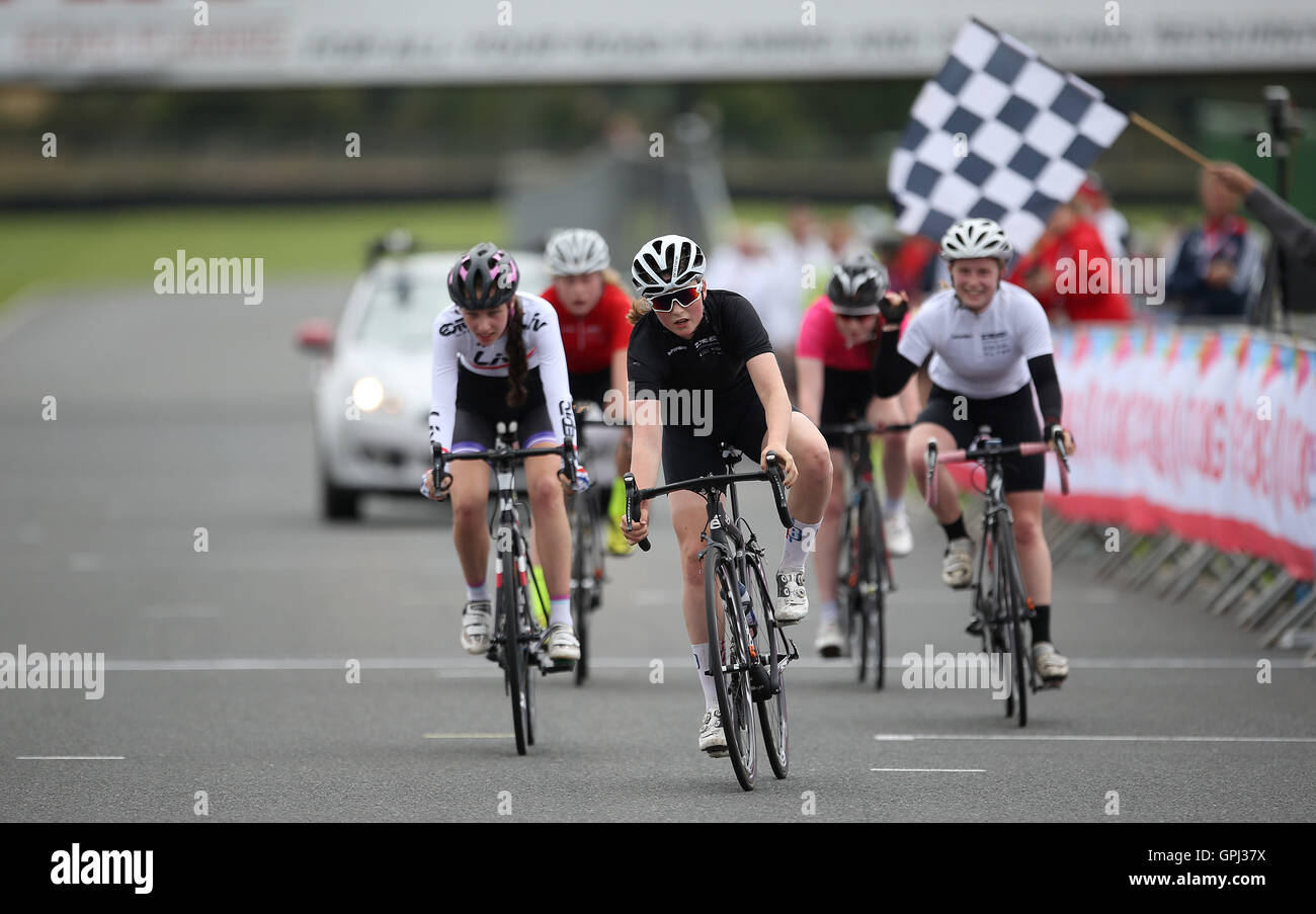 Ellie Russell feiert den Sieg Mädchen Straße tagsüber vier der Schule Spiele 2016 an der Loughborough University, Loughborough. PRESSEVERBAND Foto. Bild Datum: Sonntag, 4. September 2016. Bildnachweis sollte lauten: Steven Paston/PA Wire Stockfoto