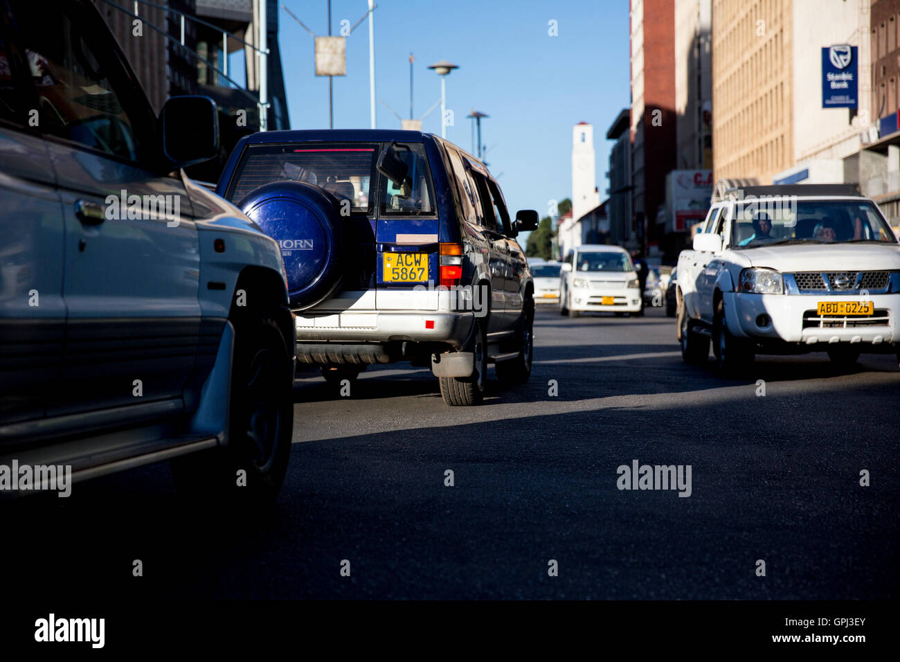 Simbabwe-Harare Hauptstadt Straßen. Die Innenstadt von Autoverkehr. Samora Machel Avenue. Stockfoto