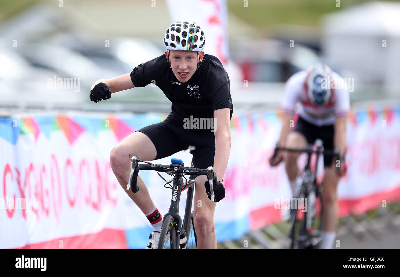 Lewis Askey West Midlands feiert Sieg gegen Sean Flynn Schottland im Straßenrennen jungen tagsüber vier der Schule Spiele 2016 an der Loughborough University, Loughborough. PRESSEVERBAND Foto. Bild Datum: Sonntag, 4. September 2016. Bildnachweis sollte lauten: Steven Paston/PA Wire Stockfoto