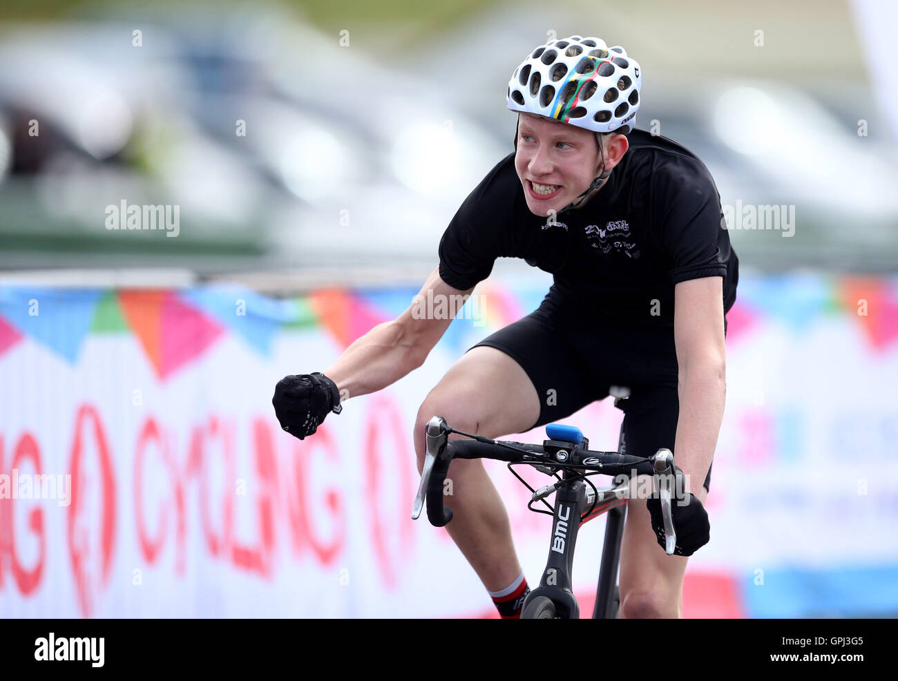 Lewis Askey West Midlands feiert Sieg gegen Sean Flynn Schottland im Straßenrennen jungen tagsüber vier der Schule Spiele 2016 an der Loughborough University, Loughborough. PRESSEVERBAND Foto. Bild Datum: Sonntag, 4. September 2016. Bildnachweis sollte lauten: Steven Paston/PA Wire Stockfoto