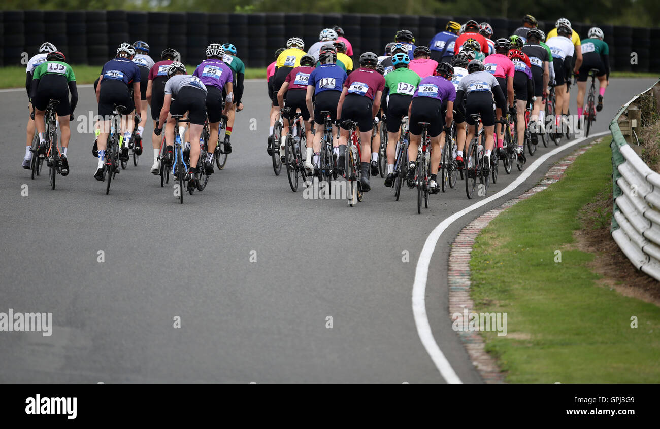 Gesamtansicht der jungen Straßenrennen tagsüber vier der Schule Spiele 2016 an der Loughborough University, Loughborough. PRESSEVERBAND Foto. Bild Datum: Sonntag, 4. September 2016. Bildnachweis sollte lauten: Steven Paston/PA Wire Stockfoto