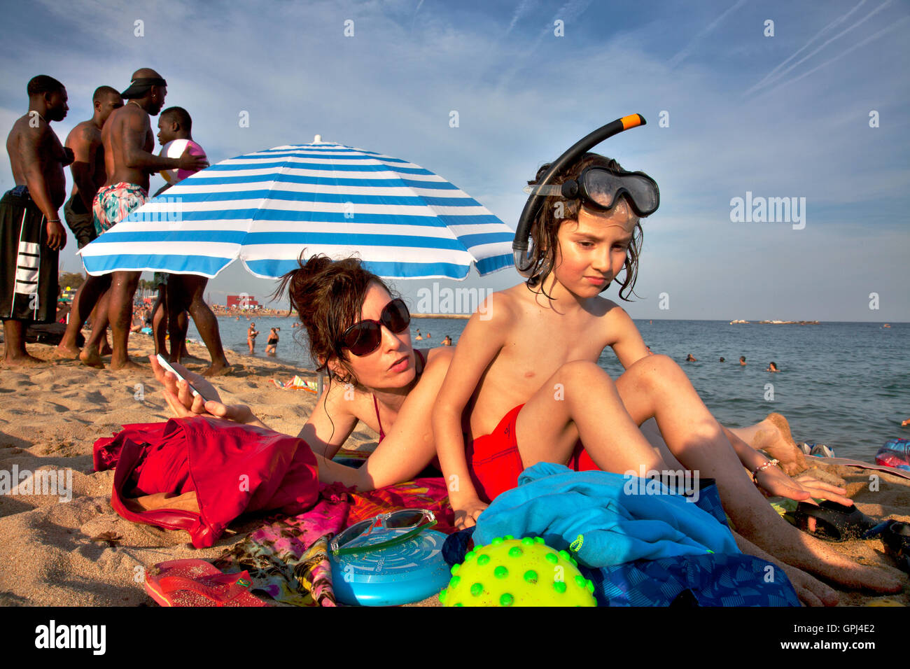 Spanische Mutter und seinem kleinen Sohn am Strand, Barcelona, Spanien. Stockfoto