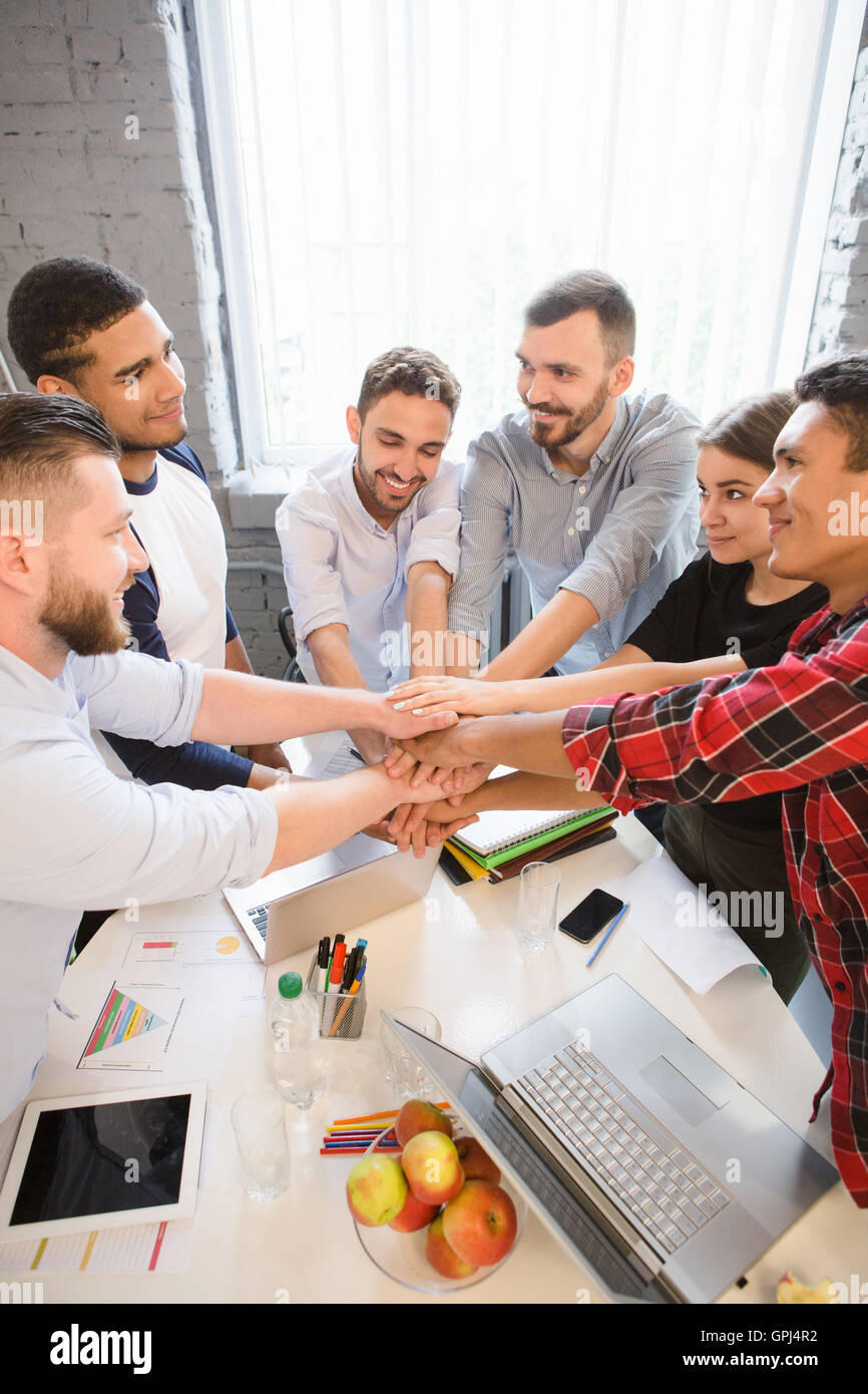 Geschäftsleute, die mit Teamwork im Büro Stockfoto