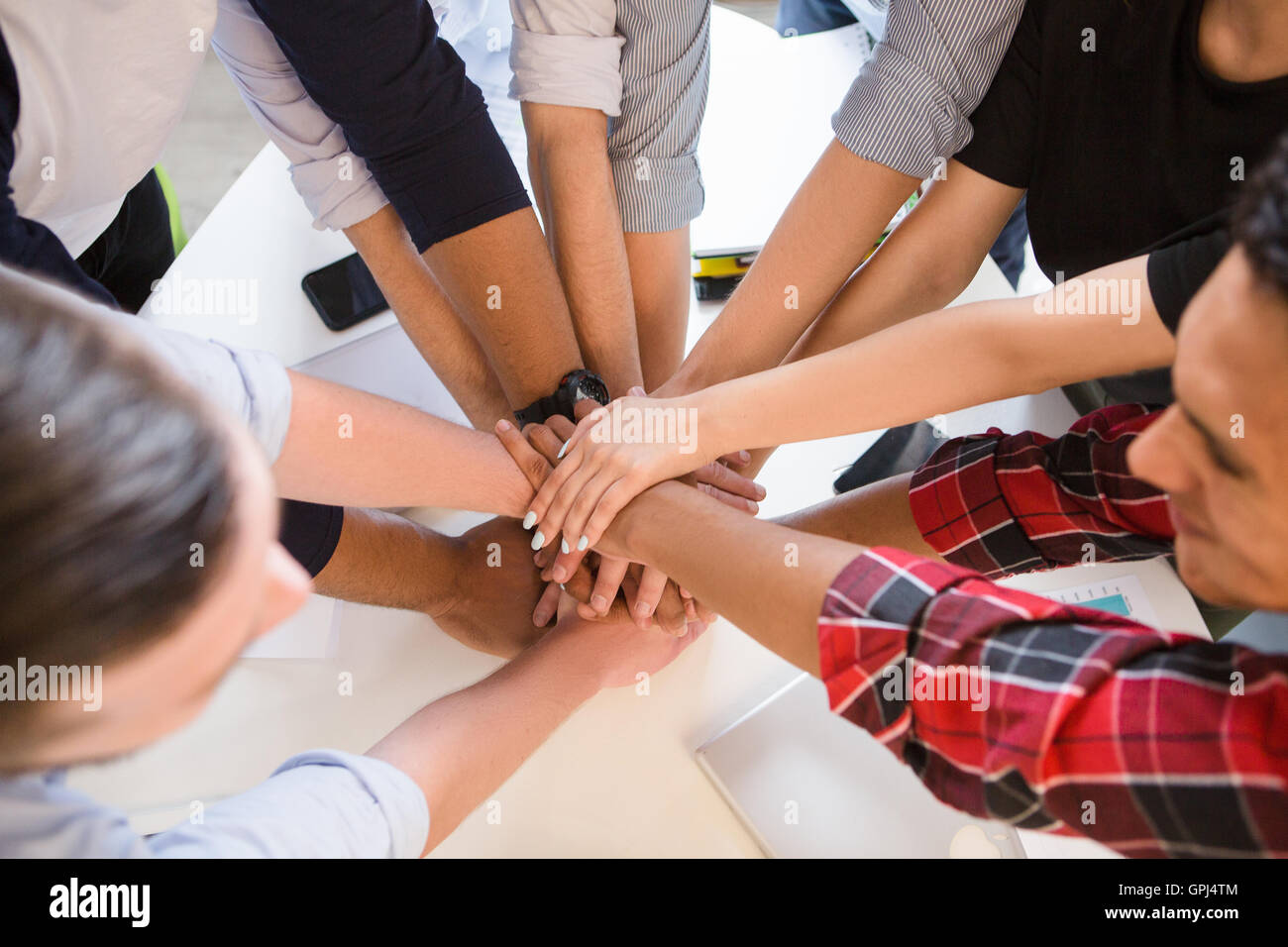 Geschäftsleute, die mit Teamwork im Büro Stockfoto