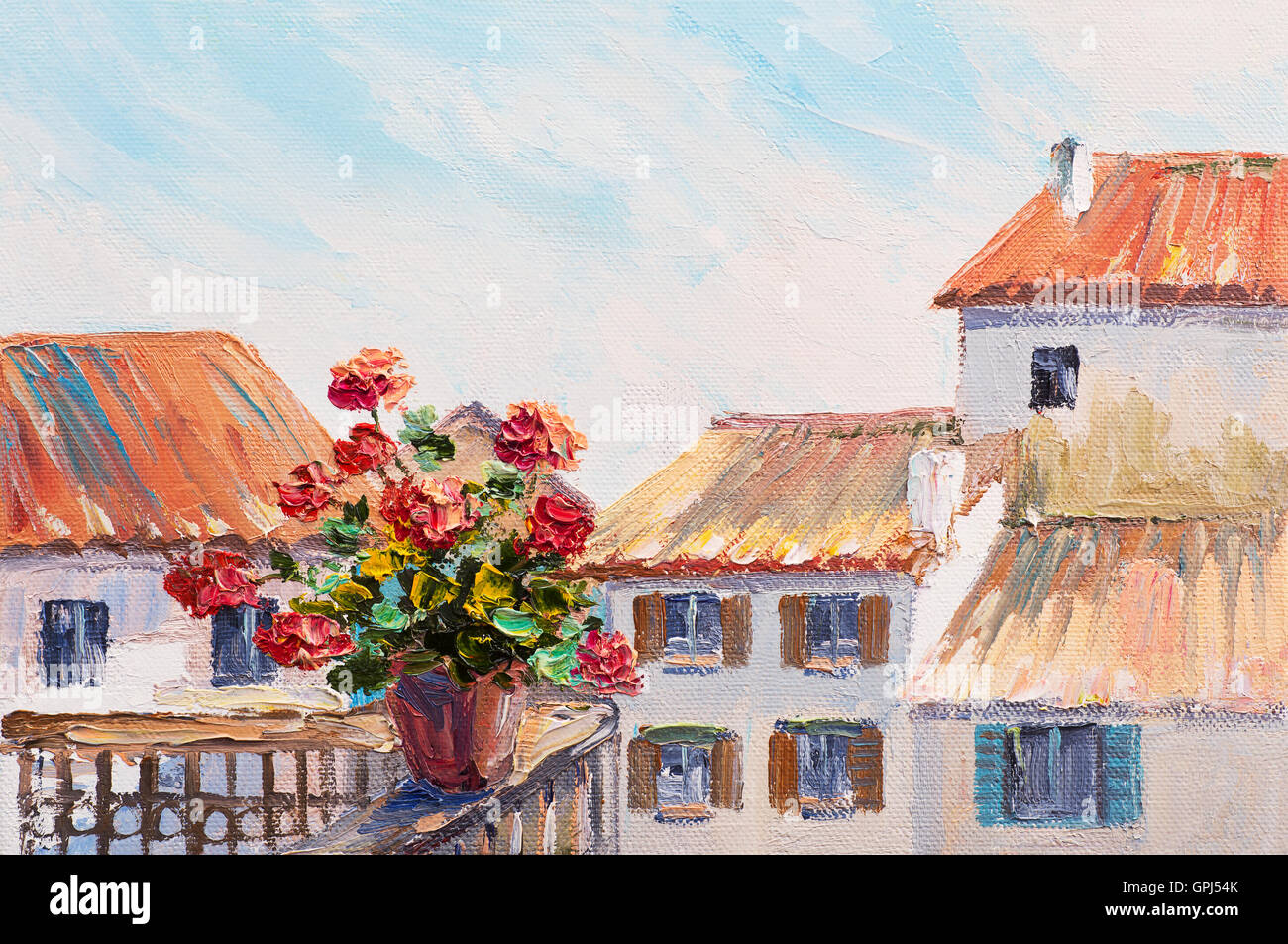 rote Rosen in einem Topf in der Nähe von Balkon, schöne Dächer im Sommer Stockfoto