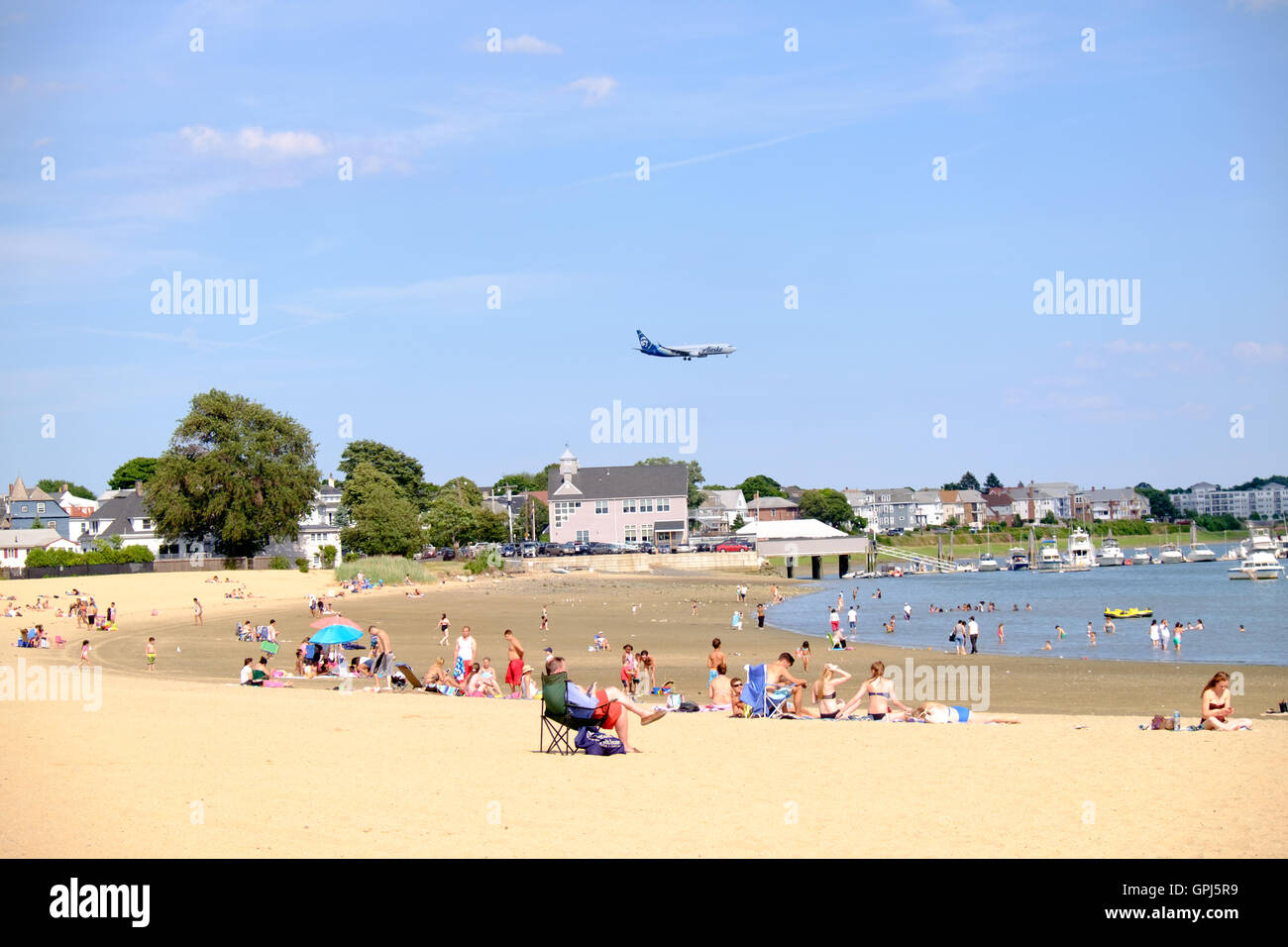 Jet fliegen über Verfassung Strand im Orient Heights und über den Boden an der Boston Logan International Airport, USA Stockfoto