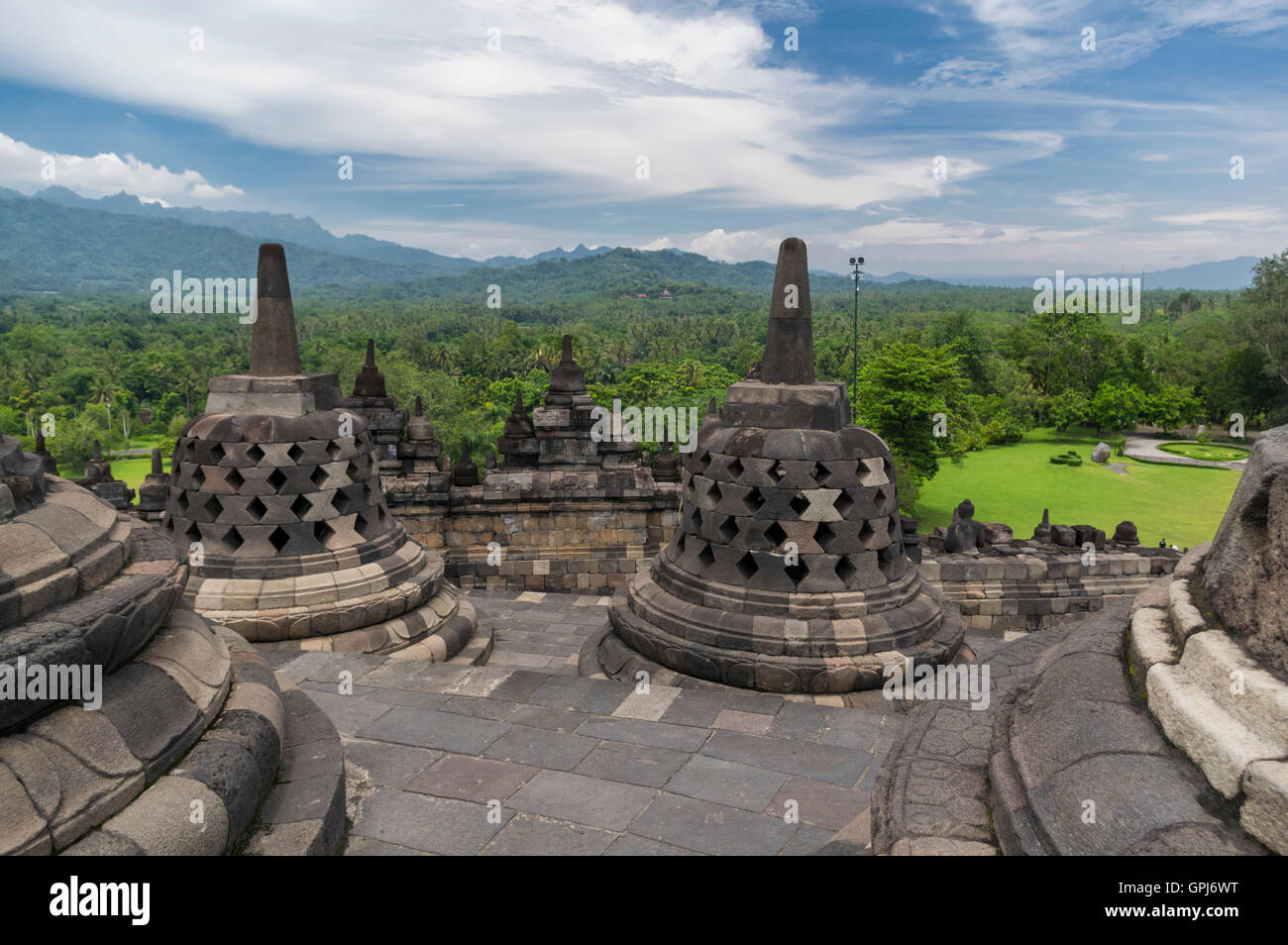 Stupas des buddhistischen Tempel Candi Borobudur, ein UNESCO-Weltkulturerbe in Jawa Tengah, Indonesien. Stockfoto