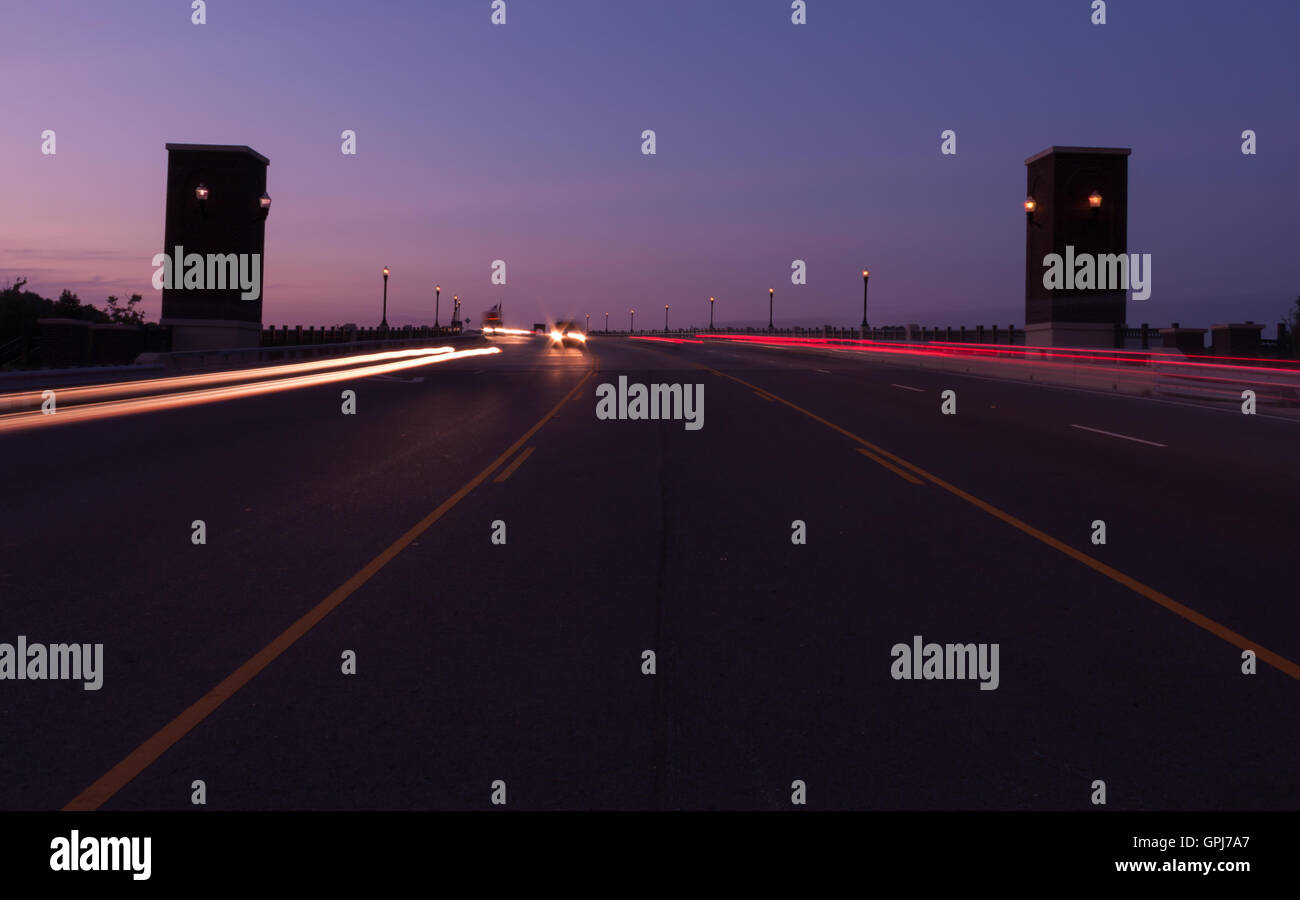 Langzeitbelichtung des Verkehrs auf der Brücke Stockfoto