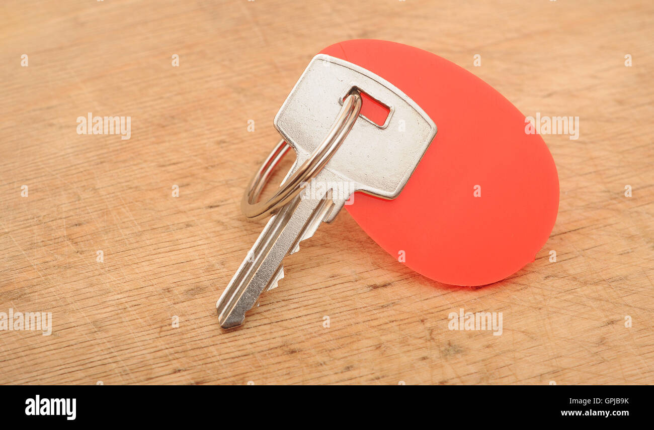 Leere Tags und eine Taste auf hölzernen Hintergrund Stockfoto