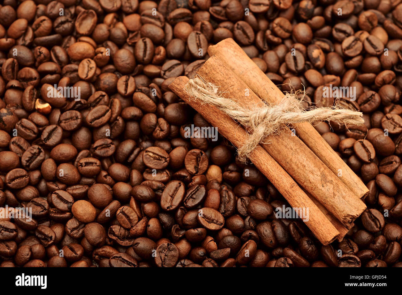 Handvoll aromatische Kaffeebohnen mit Zimt Stockfoto