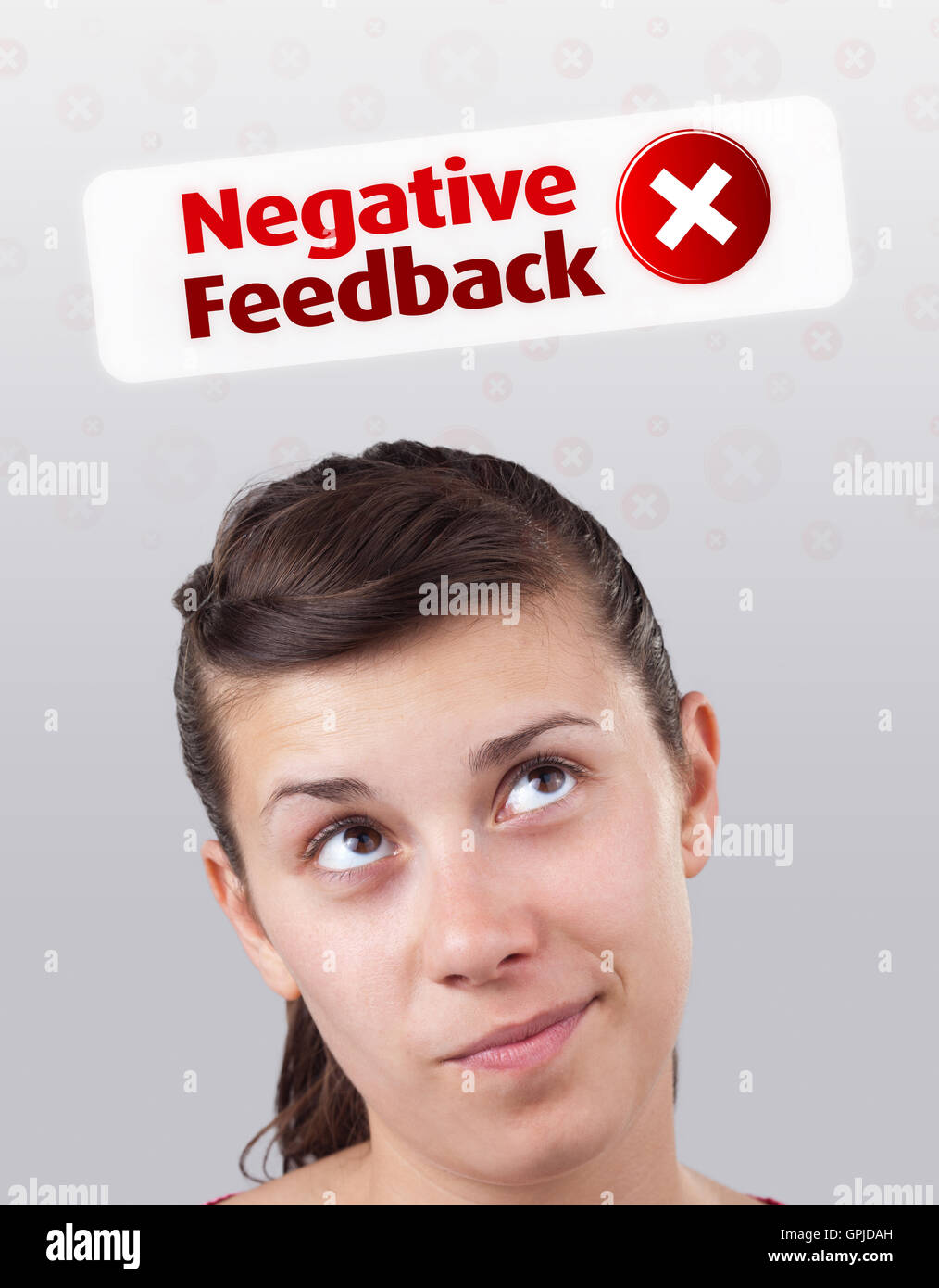 Junges Mädchen Blick auf positive und negative Zeichen Stockfoto