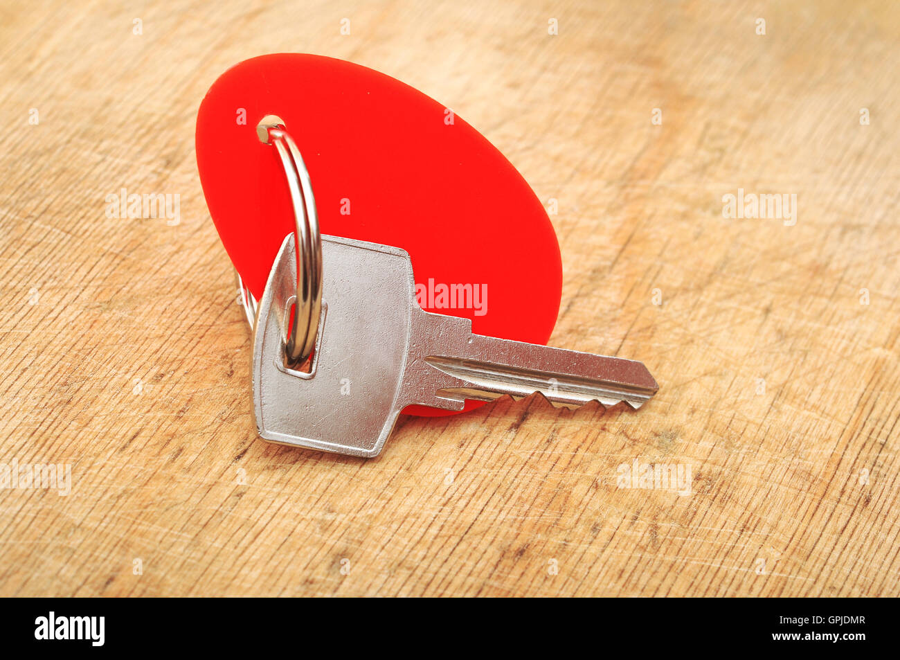 Leere Tags und eine Taste auf hölzernen Hintergrund Stockfoto