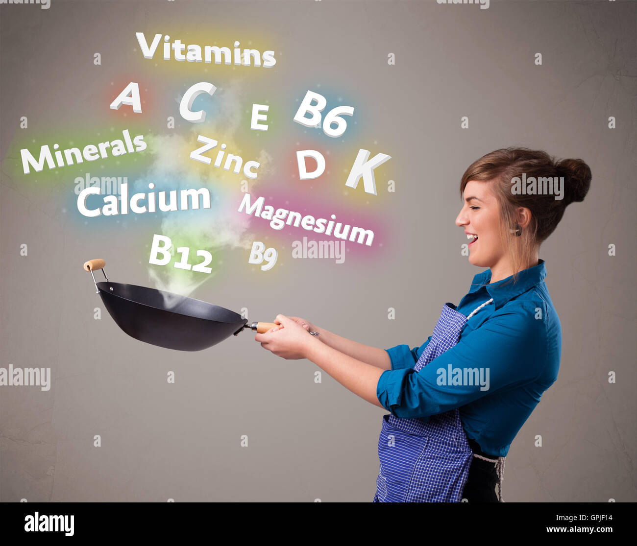 Junge Frau Kochen Vitamine und Mineralstoffe Stockfoto