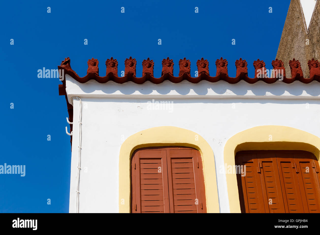 Typisches griechisches Haus Detail mit keramischen Dach und Holzfenster Schilde im Meer Dorf in Lakonia, Griechenland Stockfoto