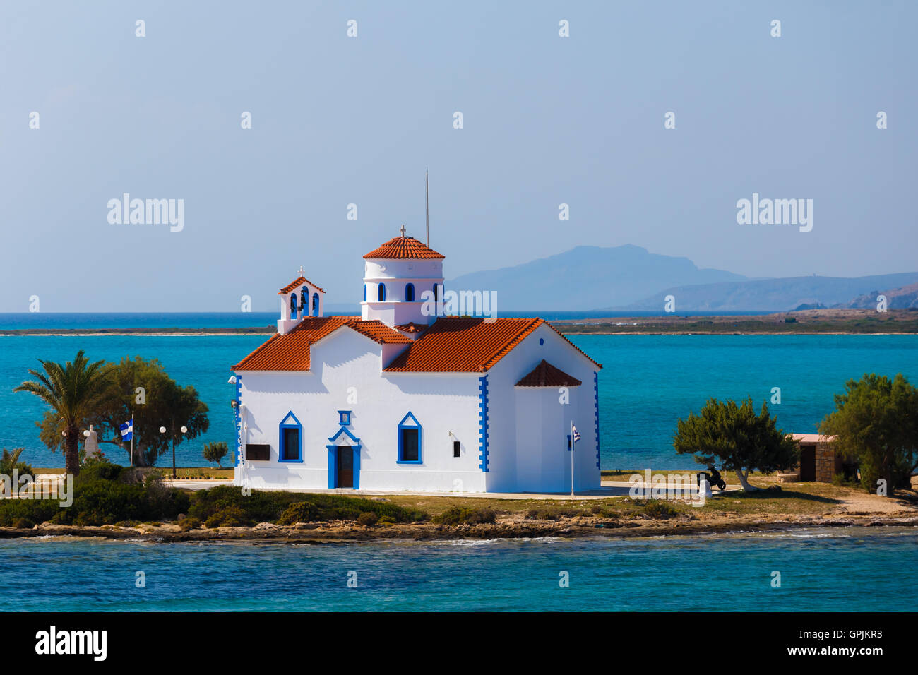 Aghios Spyridon kleine weiße Kirche auf der kleinen Insel Elafonisos, Lakonia, Griechenland Stockfoto