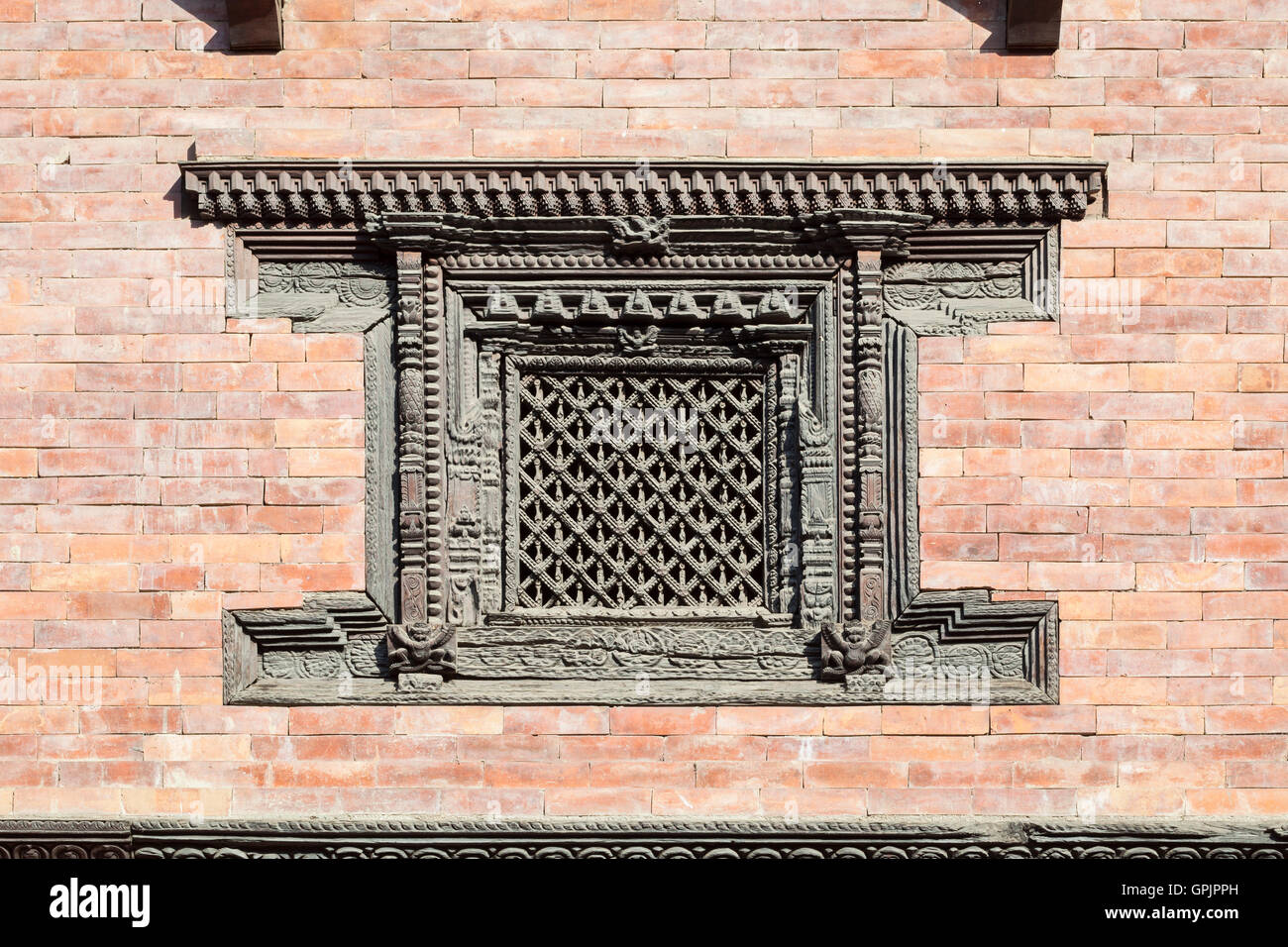 Schön geschnitzten Holzfenster im königlichen Palast, Durbar Square, Patan, Nepal Stockfoto