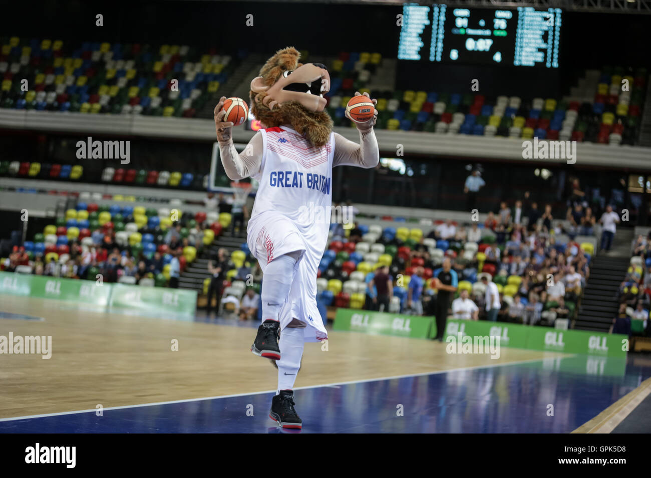 London, UK. 3.. September 2016. Team-GB-Maskottchen wirft Kugeln ins Publikum. Team GB spielen Mazedonien im Olympic Park, London, UK. Copyright Carol Moir/Alamy Live News. Stockfoto