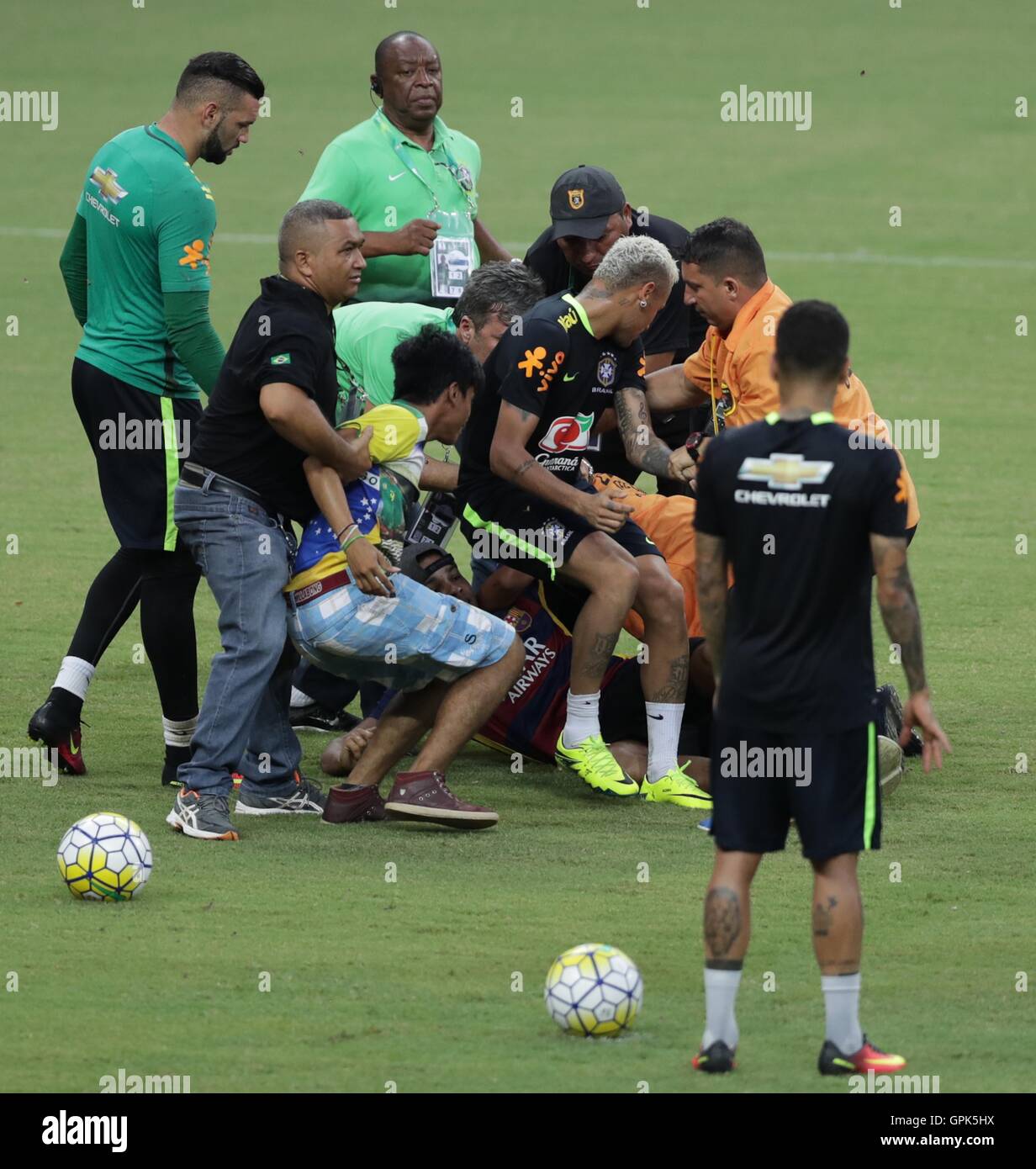 MANAUS, AM - 03.09.2016: TREINO DA SELEÇÃO BRASILEIRA EM MANAUS - Pitch Invasion während des Trainings des brasilianischen Teams trat beim Arena Amazonia in Manaus, AM. (Foto: Emanuel Pires/Fotoarena) Stockfoto