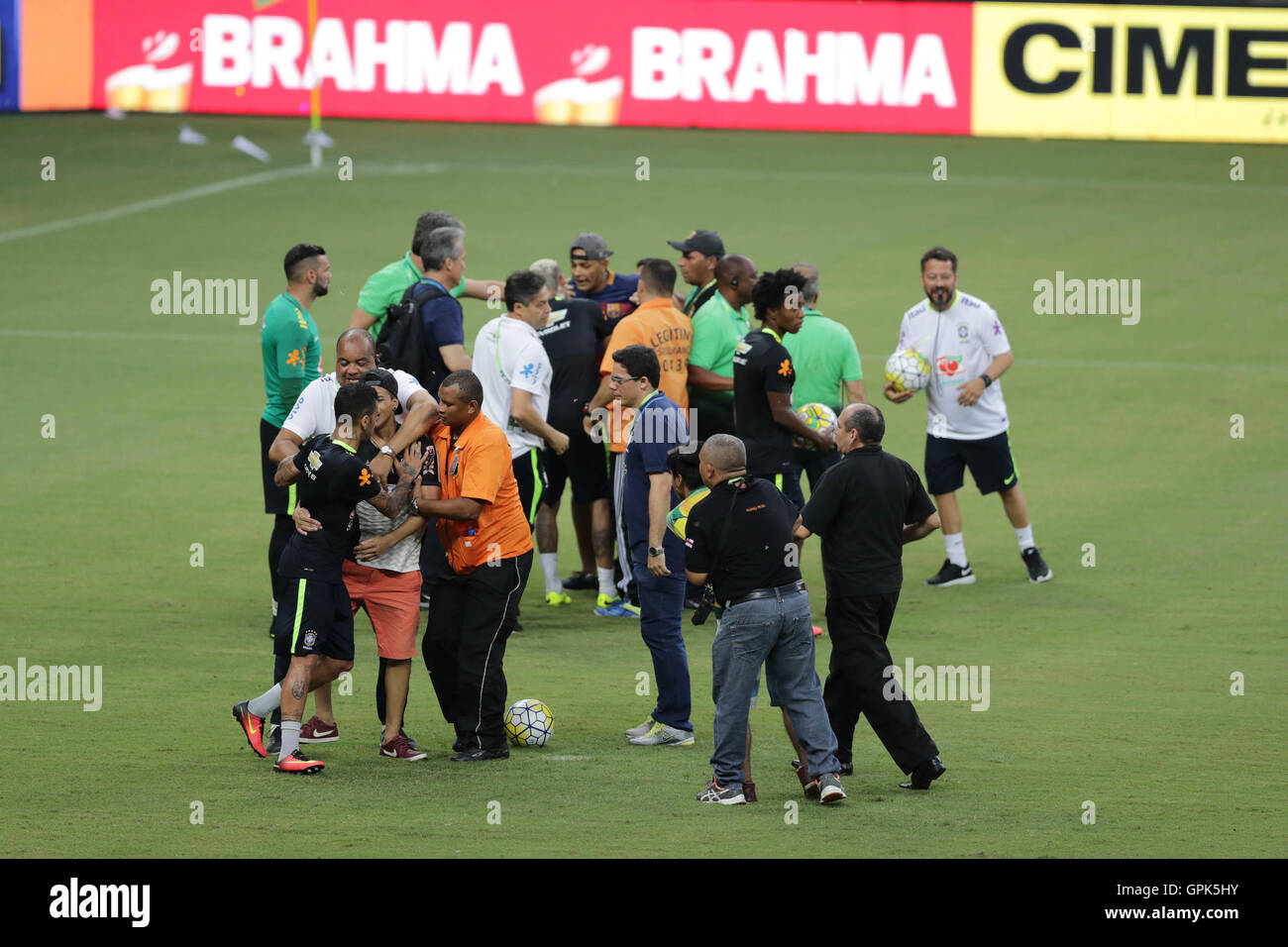 MANAUS, AM - 03.09.2016: TREINO DA SELEÇÃO BRASILEIRA EM MANAUS - Pitch Invasion während des Trainings des brasilianischen Teams trat beim Arena Amazonia in Manaus, AM. (Foto: Emanuel Pires/Fotoarena) Stockfoto