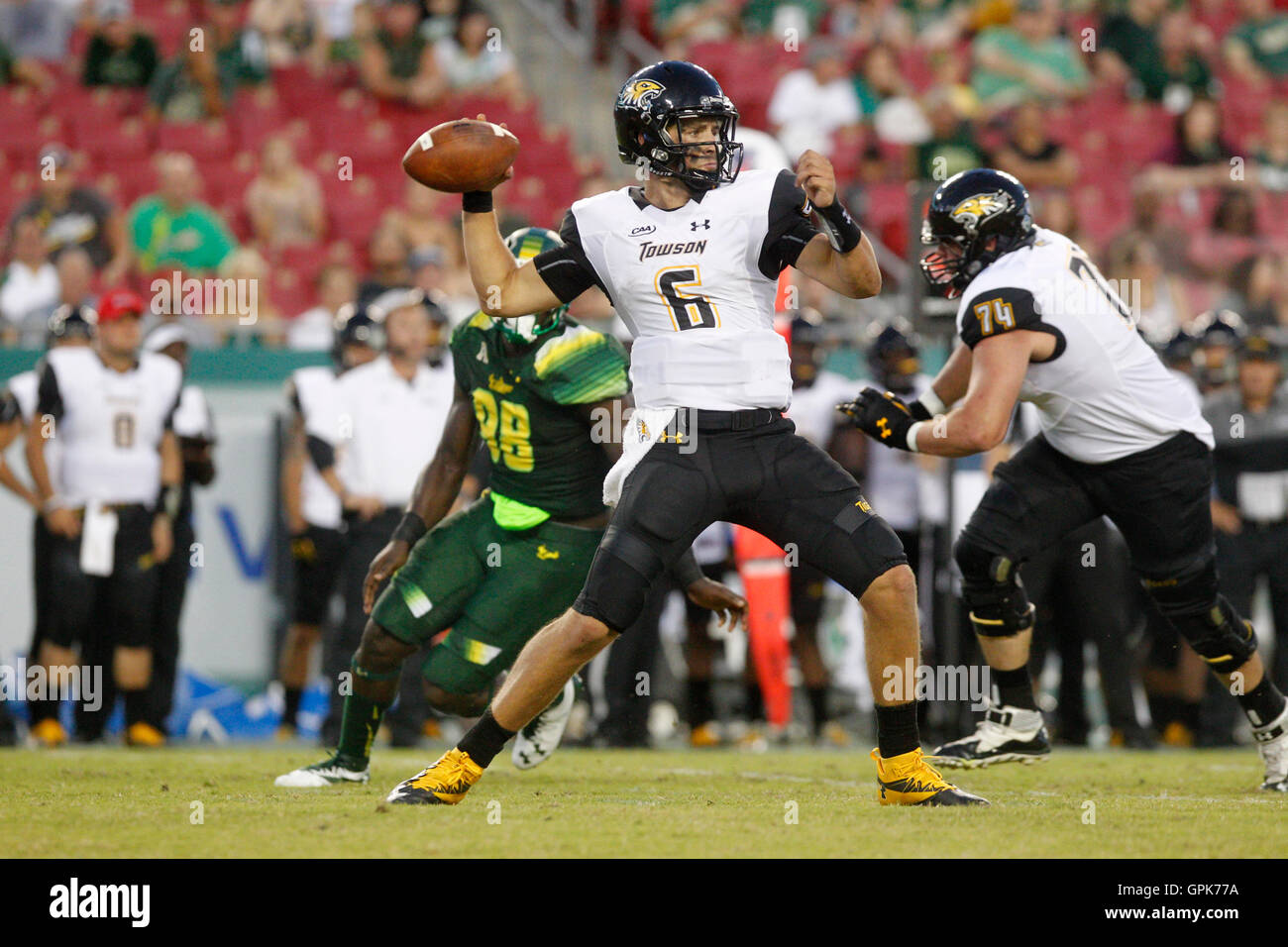 City, Florida, USA. 3. Sep, 2016. OCTAVIO JONES | Zeiten. Towson Tigers Quarterback Morgan Mahalak (6) wirft einen Pass im ersten Quartal im Raymond James in Tampa auf Samstag, 3. September 2016. © Octavio Jones/Tampa Bay Times / ZUMA Draht/Alamy Live News Stockfoto