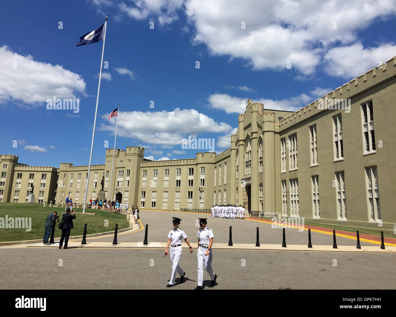 Lexington, USA. 3. Sep, 2016. Zwei Kadetten gehen am Virginia Military Institute (VMI) in Lexington, USA, 3. September 2016. VMI ist eine staatlich geförderte Militärschule, eine der ältesten Einrichtungen dieser Art in den USA Mit vielen Schülern einschließlich George Marshall wurde VMI "West Point des Südens" genannt. © Yin Bogu/Xinhua/Alamy Live-Nachrichten Stockfoto