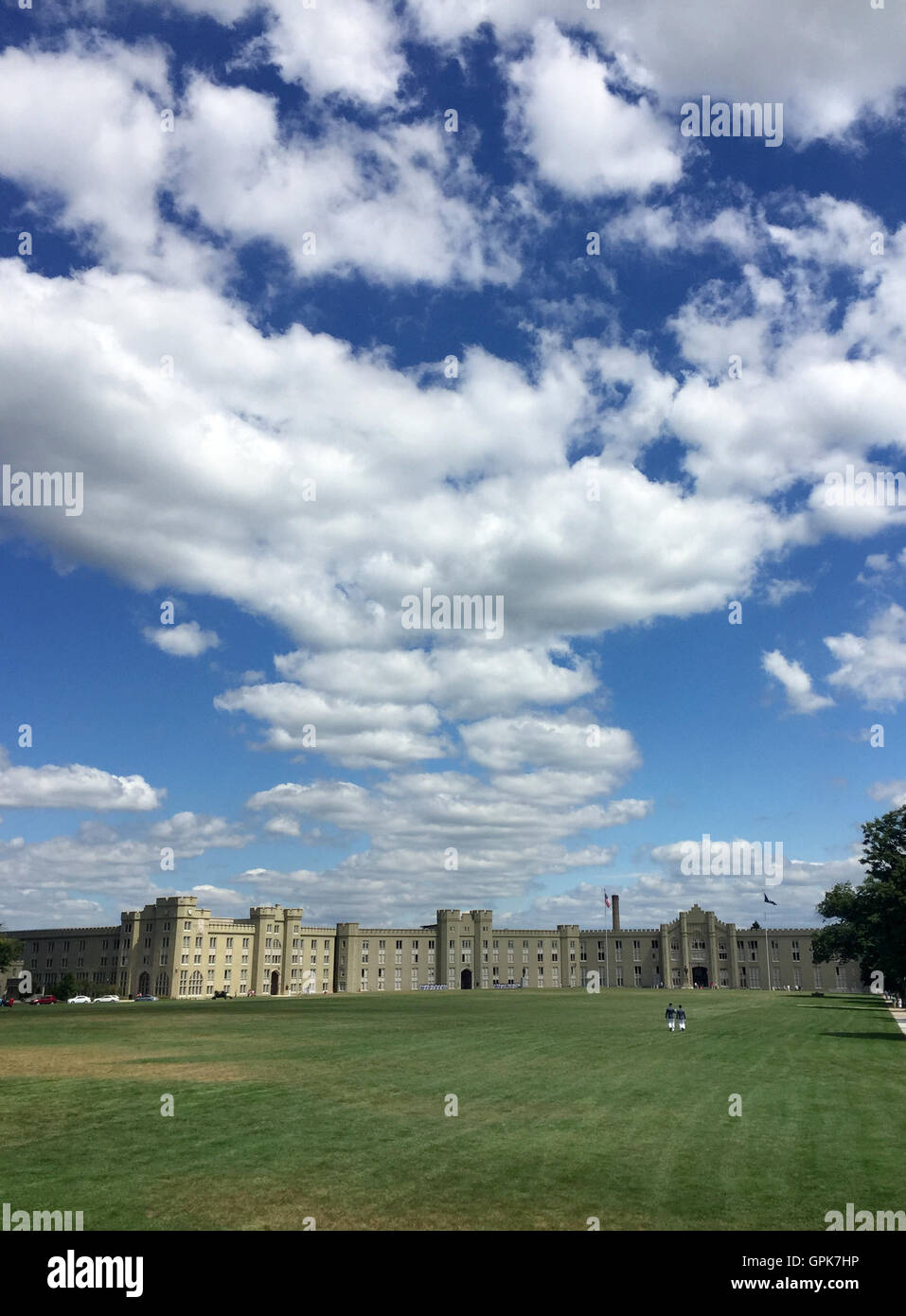 Lexington, USA. 3. Sep, 2016. Zwei Kadetten gehen am Virginia Military Institute (VMI) in Lexington, USA, 3. September 2016. VMI ist eine staatlich geförderte Militärschule, eine der ältesten Einrichtungen dieser Art in den USA Mit vielen Schülern einschließlich George Marshall wurde VMI "West Point des Südens" genannt. © Yin Bogu/Xinhua/Alamy Live-Nachrichten Stockfoto