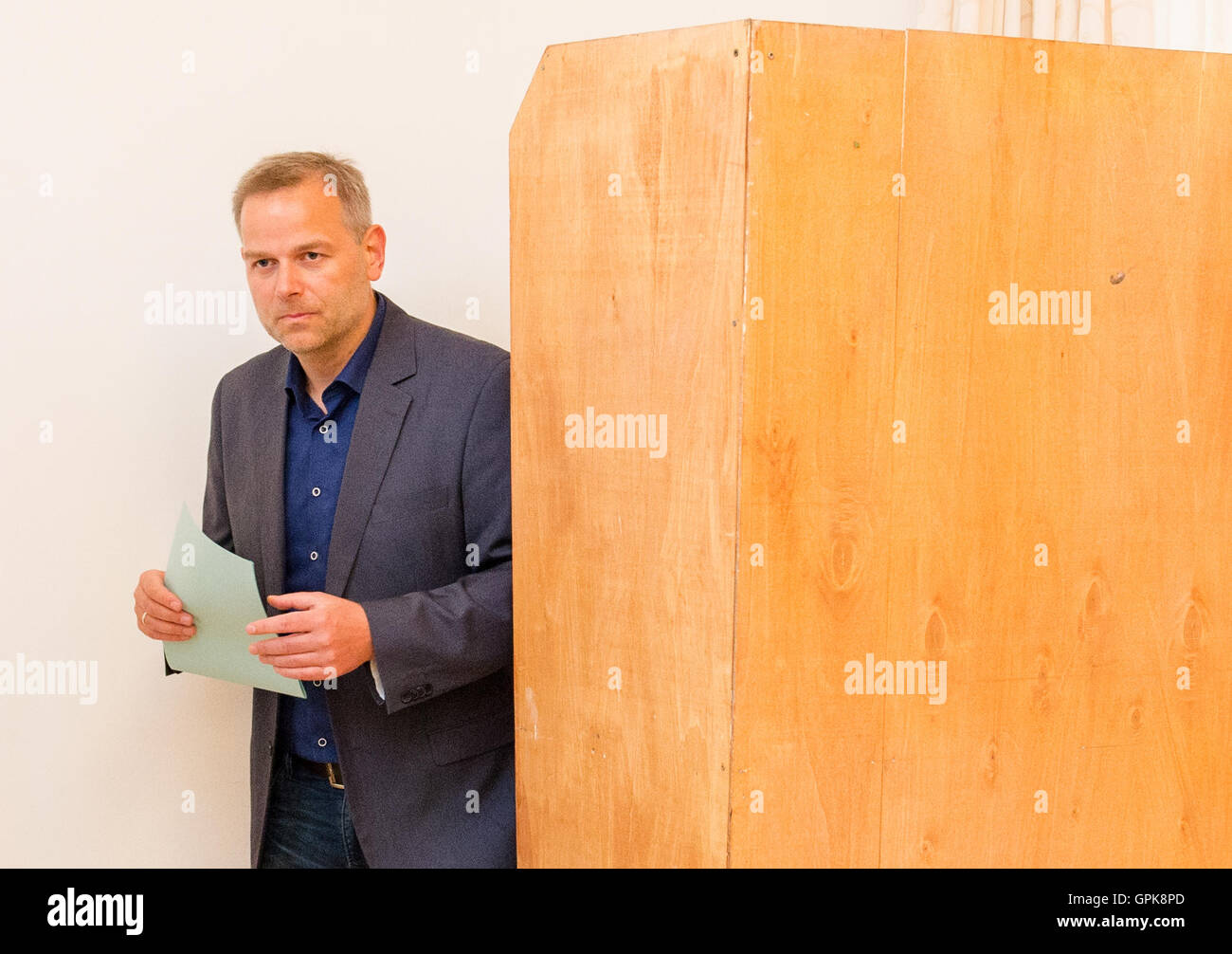 Leif-Erik Holm, Spitzenkandidat der Partei Alternative Fuer Deutschland (AfD), Stimmrecht in einem Wahllokal in Barner Stueck, Deutschland, 4. September 2016. Foto: DANIEL BOCKWOLDT/dpa Stockfoto