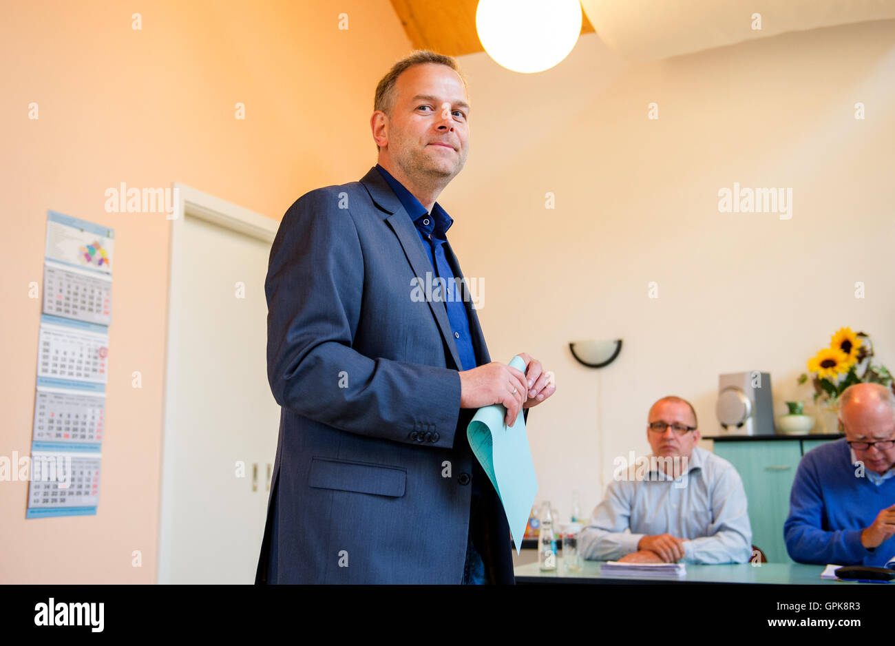 Leif-Erik Holm, Spitzenkandidat der Partei Alternative Fuer Deutschland (AfD), Stimmrecht in einem Wahllokal in Barner Stueck, Deutschland, 4. September 2016. Foto: DANIEL BOCKWOLDT/dpa Stockfoto