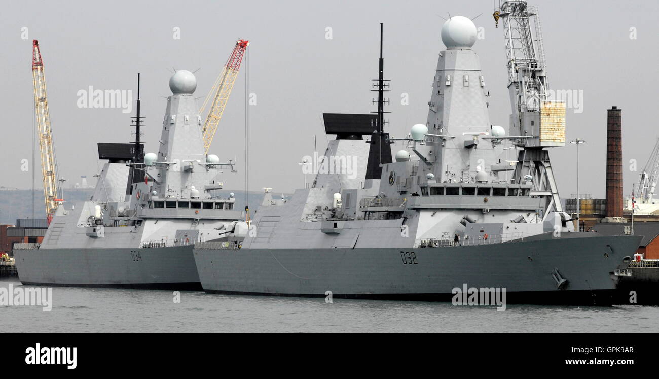 AJAXNETPHOTO. Portsmouth, Großbritannien. August 2016. Die Type 45 Destroyer HMS Diamond (D34), eines der modernsten Kriegsschiffe der Royal Navy, das östlich des Schwesterschiffs HMS Daring (D32) an der Marinestützpunkt vertäut ist, soll im Mittelmeer eingesetzt werden, um Menschenschmuggler vor der libyschen Küste zu bekämpfen. Foto: JONATHAN EASTLAND/Ajax/Alamy Live News REF:D162508_6043 Stockfoto