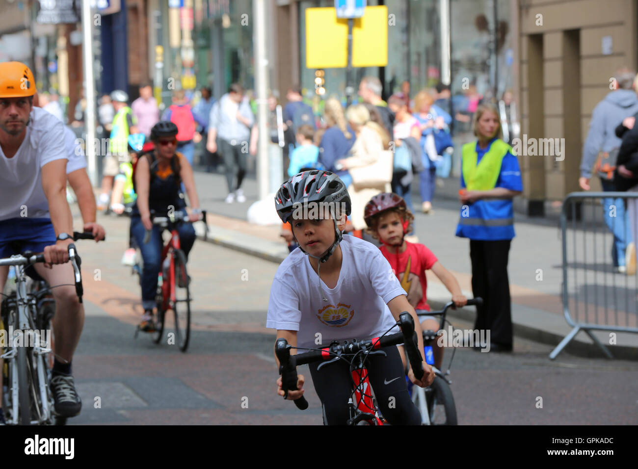 Der Sky Ride Spaß Radtour rund um einen Kurs in Glasgows Stadtzentrum entfernt. Stockfoto