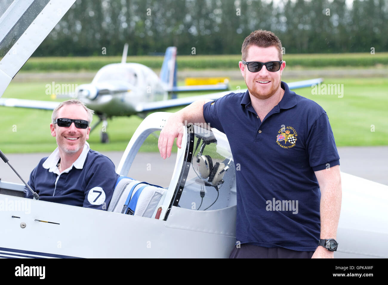 Shobdon Flugplatz, Herefordshire, UK - September 2016 - Dominic Crossan (Pilot auf rechten Seite) und Roger Scholes (Navigator links) feiern gewinnen diesjährigen King Cup Luftrennen vor ihre Vans RV-6 Flugzeuge. Das Air Race ist im Besitz der Royal Aero Club und arbeitet auf einer Handicap-Basis mit einer Vielzahl von Flugzeugen des Typs Rennen rund um Pylonen in der Nähe von Shobdon Flugplatz. Des Königs Cup Luftrennen wurde initiiert von König George V und 1922 zum ersten Mal statt. Stockfoto