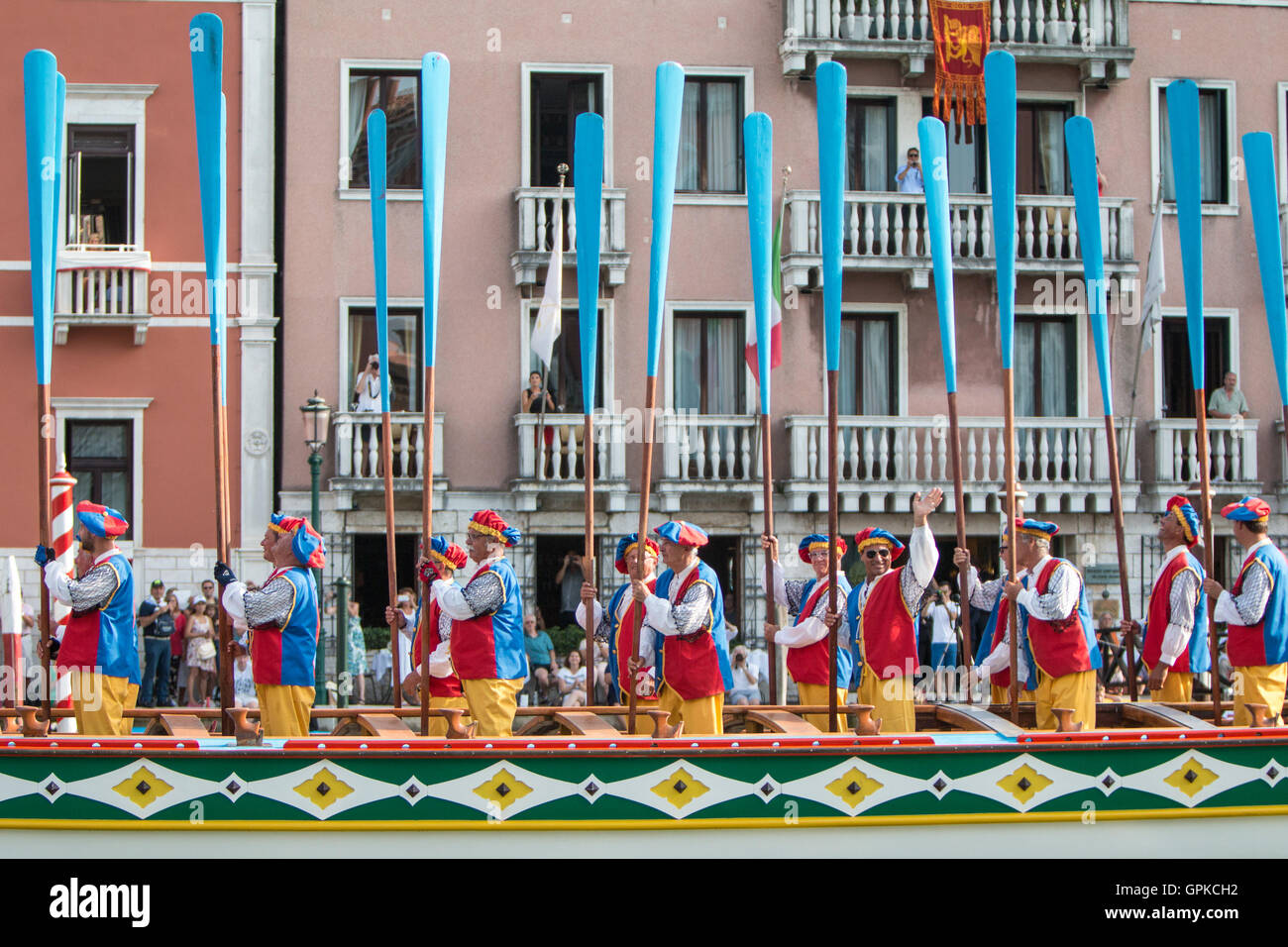 Venedig, Italien. 4. September 2016.  Ruderer und Venezianern im Kostüm nehmen Teil an der Prozession vor der historischen Regatta 2016 am Canal Grande. Die historische Regatta ist das beliebteste Bootsrennen auf dem Gran Kanal für Einheimische und Touristen gleichermaßen. Bildnachweis: Giulia Candussi / Erwachen / Alamy Live News Stockfoto