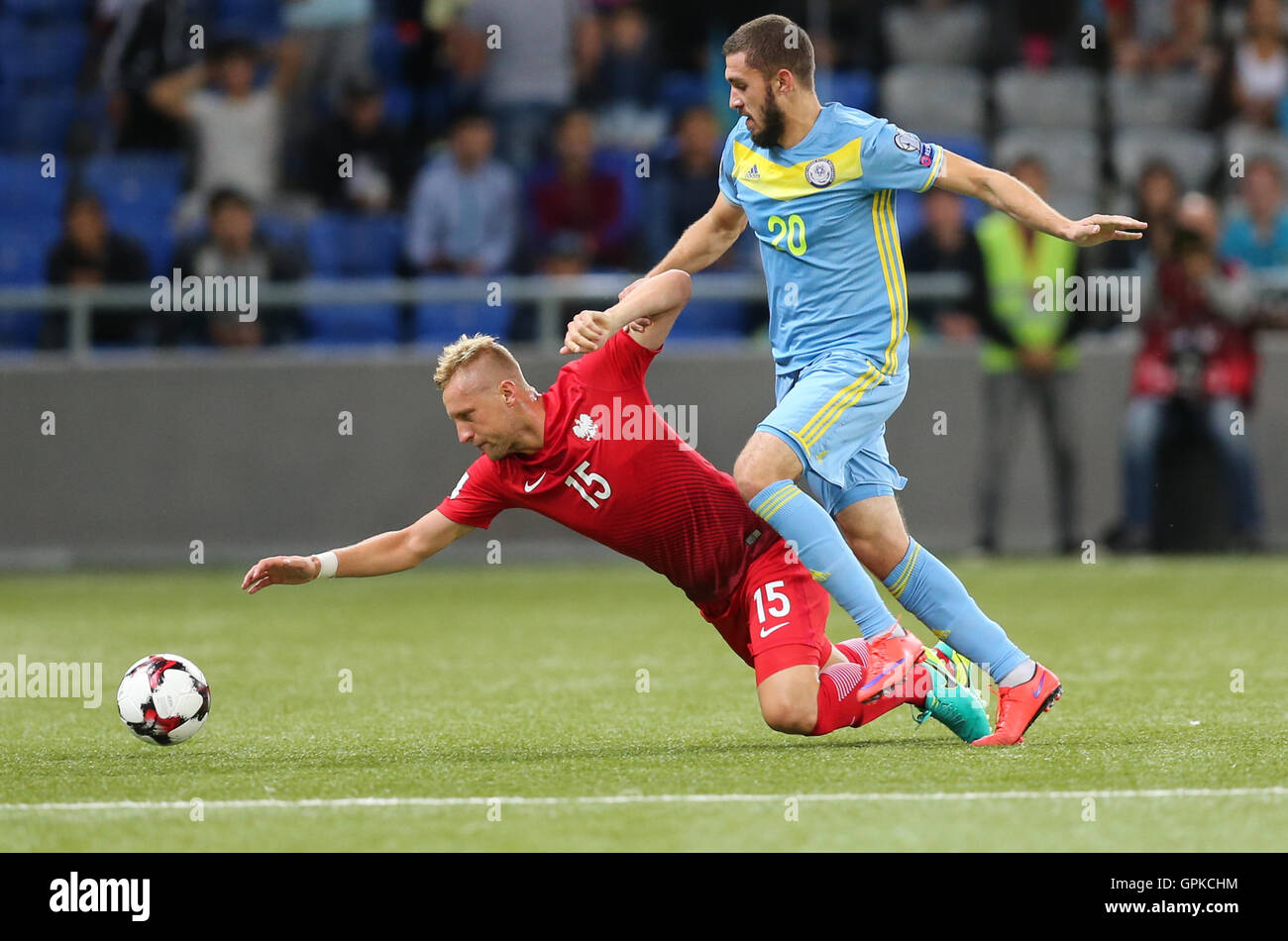 Astana, Kasachstan. 4. September 2016. Kamil Glik (POL), Sergei Khizhnichenko (KAZ), Kasachstan gegen Polen, FIFA WM 2018 Qualifikation. Das Spiel endete mit einem 2: 2 Remis Credit: Action Plus Sport Bilder/Alamy Live News Stockfoto