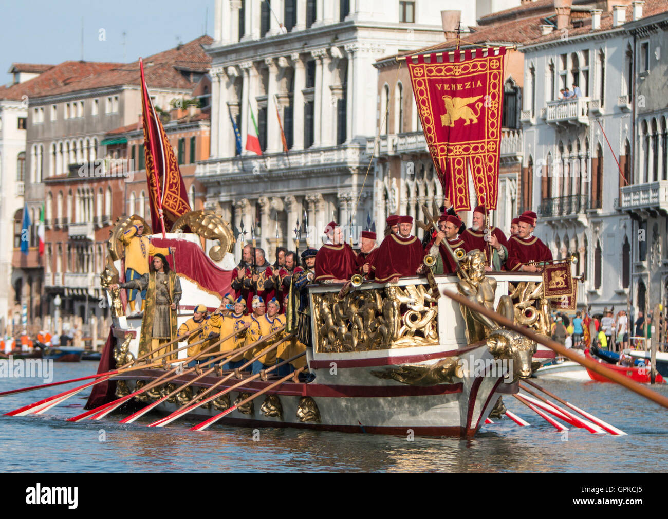 Venedig, Italien. 4. September 2016.  Ruderer und Venezianern im Kostüm nehmen Teil an der Prozession vor der historischen Regatta 2016 am Canal Grande. Die historische Regatta ist das beliebteste Bootsrennen auf dem Gran Kanal für Einheimische und Touristen gleichermaßen. Bildnachweis: Giulia Candussi / Erwachen / Alamy Live News Stockfoto