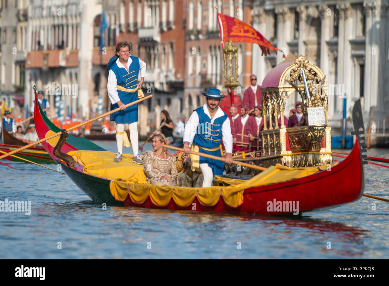 Venedig, Italien. 4. September 2016.  Ruderer und Venezianern im Kostüm nehmen Teil an der Prozession vor der historischen Regatta 2016 am Canal Grande. Die historische Regatta ist das beliebteste Bootsrennen auf dem Gran Kanal für Einheimische und Touristen gleichermaßen. Bildnachweis: Giulia Candussi / Erwachen / Alamy Live News Stockfoto