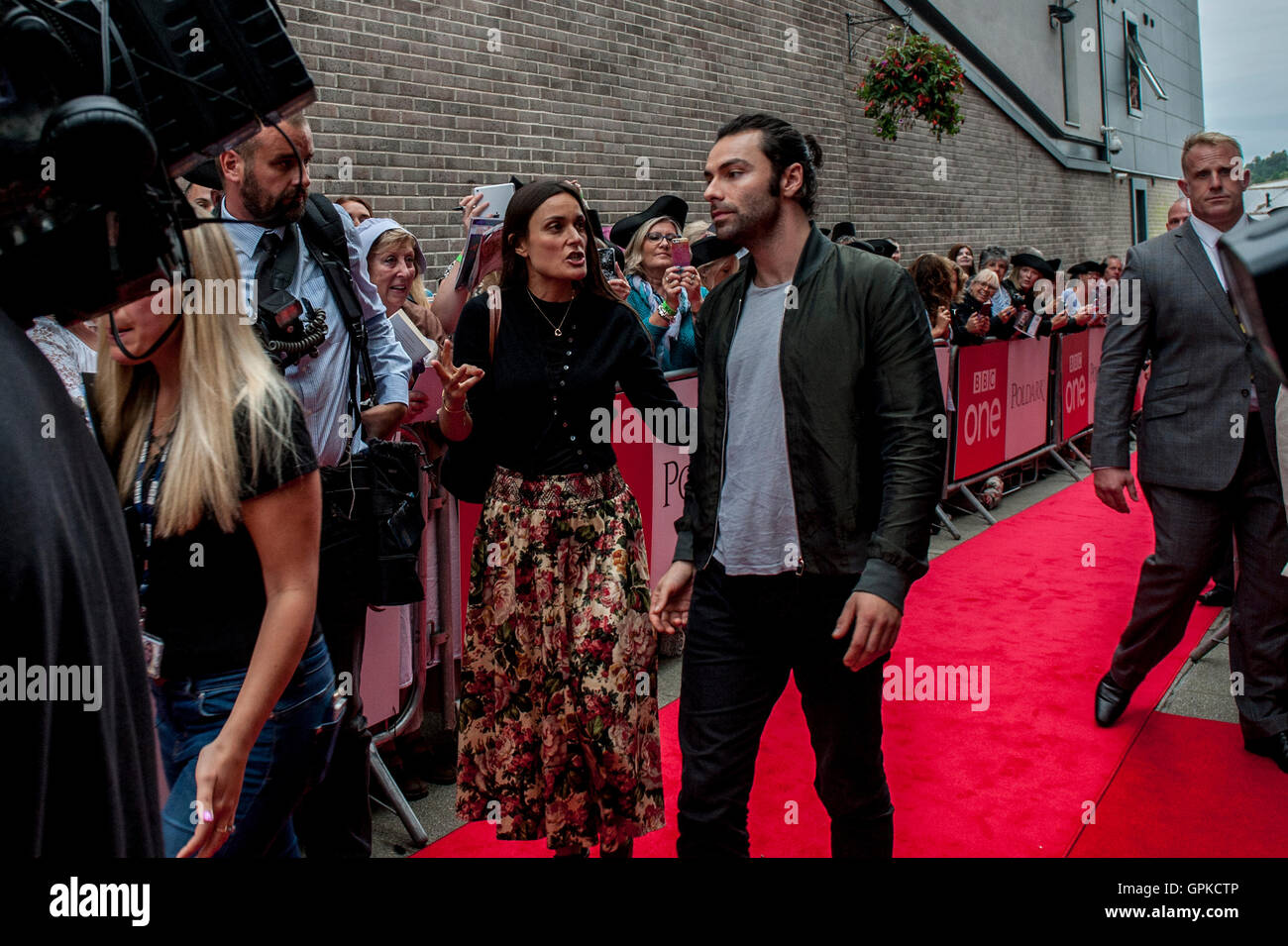 St Austell, Cornwall, Großbritannien. September 2016. POLDARK SERIE 2 PREMIER. Aidan Turner und Eleanor Tomlinson bei der Premiere der Hitserie von BBC ONE of Poldark im White River Cinema, St Austell, Cornwall, 4. September 2016. Kredit: MPAK/Alamy Live Nachrichten Stockfoto