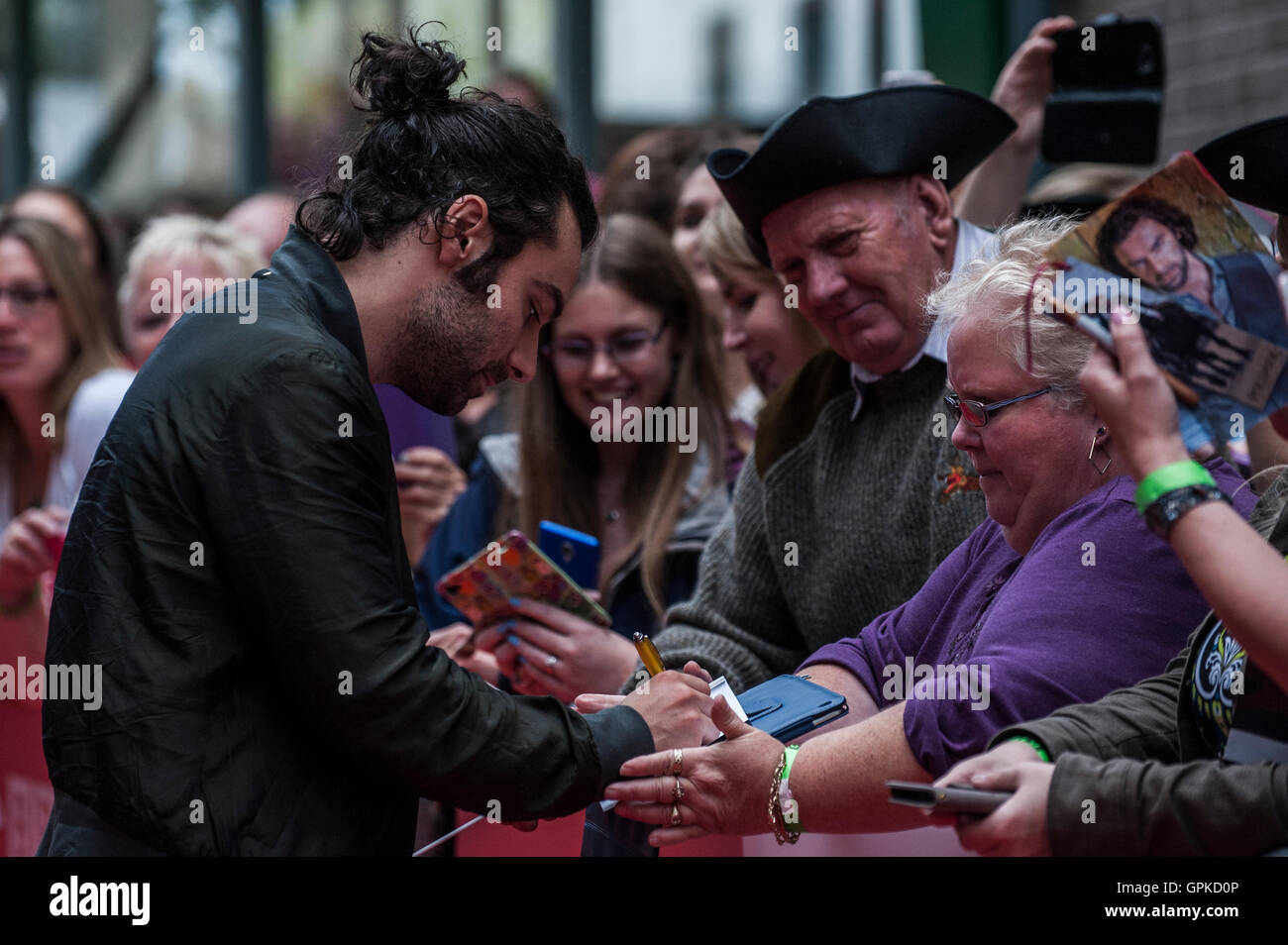 St Austell, Cornwall, Großbritannien. September 2016. POLDARK SERIE 2 PREMIER. Aidan Turner und Eleanor Tomlinson bei der Premiere der Hitserie von BBC ONE of Poldark im White River Cinema, St Austell, Cornwall, 4. September 2016. Kredit: MPAK/Alamy Live Nachrichten Stockfoto