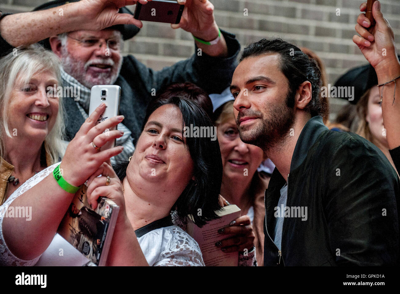 St Austell, Cornwall, Großbritannien. September 2016. POLDARK SERIE 2 PREMIER. Aidan Turner und Eleanor Tomlinson bei der Premiere der Hitserie von BBC ONE of Poldark im White River Cinema, St Austell, Cornwall, 4. September 2016. Kredit: MPAK/Alamy Live Nachrichten Stockfoto