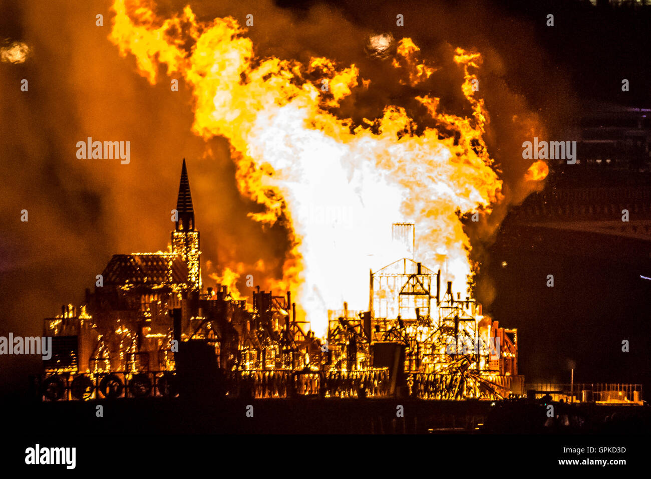 London, UK. 4. September 2016. 120 Meter lange hölzerne Skulptur Replik von London des 17. Jahrhunderts dramatisch auf der Themse anlässlich des 350. Jahrestag des großen Brand von London 1666 Kredits verbrannt: Guy Corbishley/Alamy Live News Stockfoto