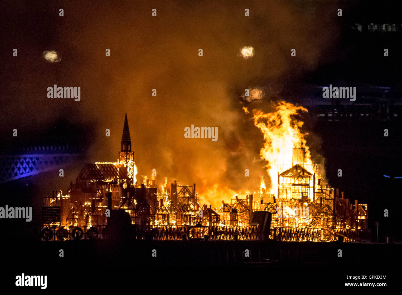 London, UK. 4. September 2016. 120 Meter lange hölzerne Skulptur Replik von London des 17. Jahrhunderts dramatisch auf der Themse anlässlich des 350. Jahrestag des großen Brand von London 1666 Kredits verbrannt: Guy Corbishley/Alamy Live News Stockfoto