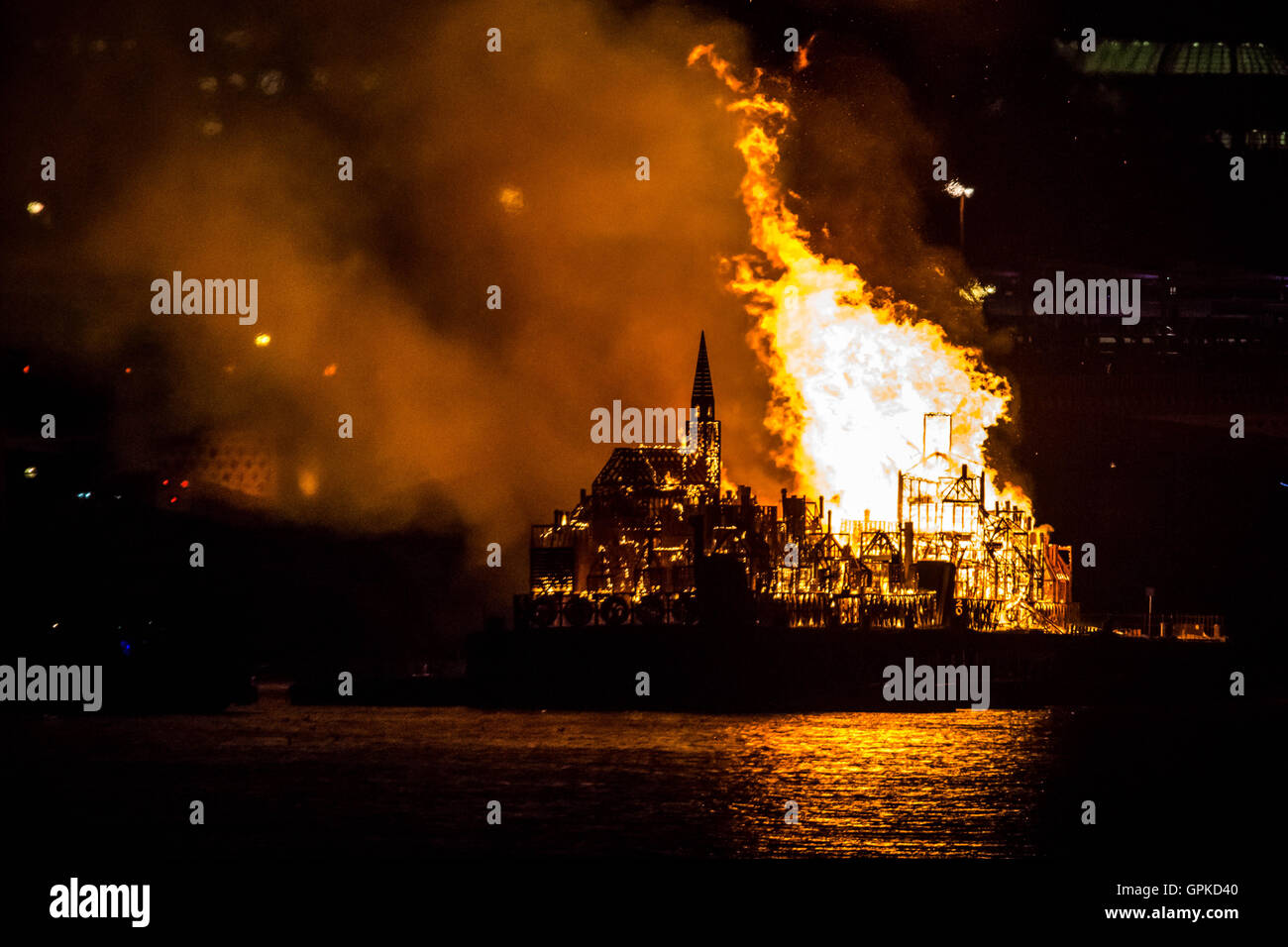 London, UK. 4. September 2016. 120 Meter lange hölzerne Skulptur Replik von London des 17. Jahrhunderts dramatisch auf der Themse anlässlich des 350. Jahrestag des großen Brand von London 1666 Kredits verbrannt: Guy Corbishley/Alamy Live News Stockfoto