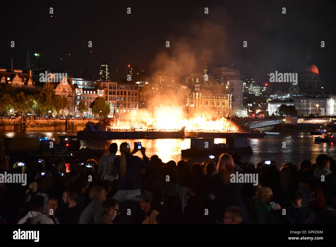 London, UK. 4. September 2016. Brand von London 350. Jahrestag.  Feuer auf der Themse Kredit: Stefano Padoan/Alamy Live News Stockfoto