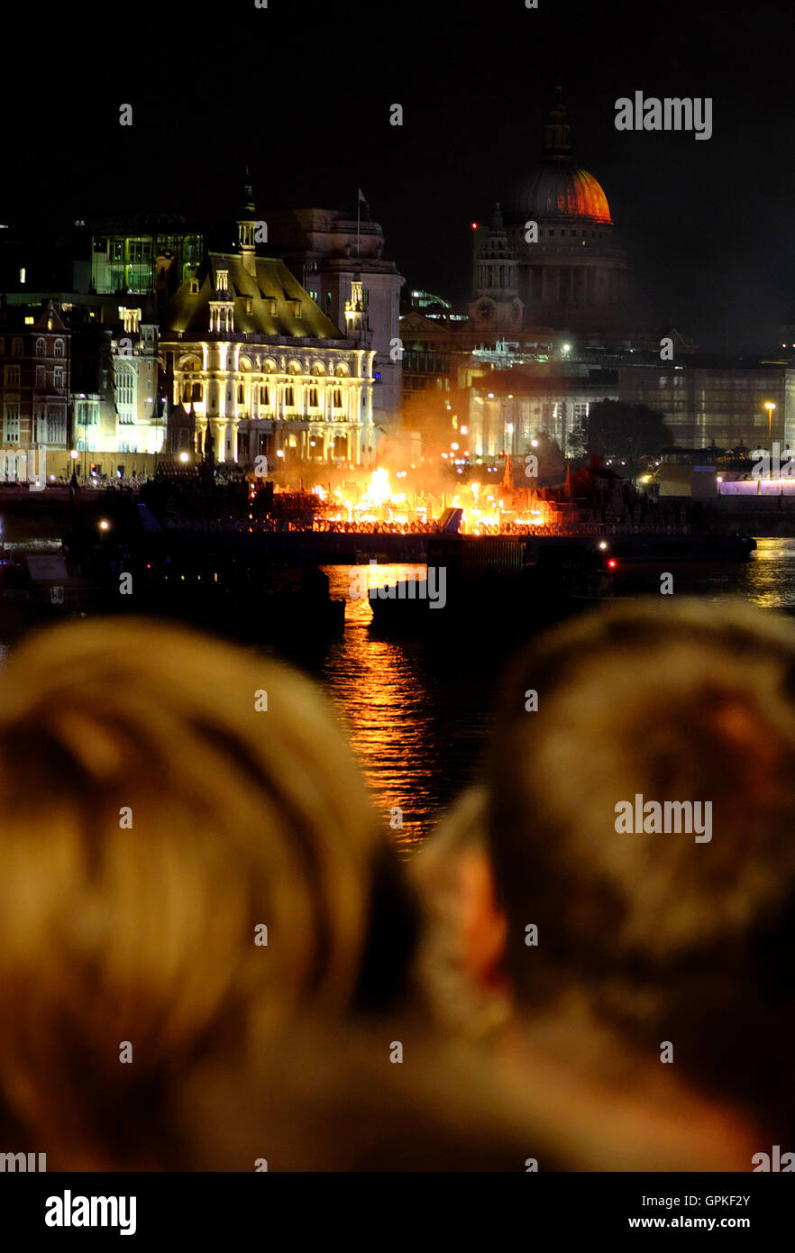 London, UK. 4. September 2016. Großes Feuer von London: London 4. September 2016. Massen von Menschen auf als ein Holzmodell von London des 17. Jahrhunderts in Flammen auf der Themse wird sich der 350. Jahrestag des Great Fire of London ansehen. (c) Paul Swinney/Alamy Live-Nachrichten Stockfoto