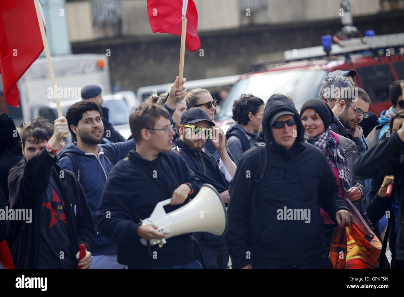 Die Rechtspopulistische Partei Pro NRW wegdrücken Zu der Kundgebung Unter Dem Motto "Kein Fußbreit der Opportunistischen Pro-Erdogan-Politik in NRW!" Auf Dem Bahnhofsvorplatz Mit Anschließendem Marsch Durch Die Kölner Innenstadt Implications. Mehr als 1000 Polizisten Waren Im Einsatz, um Zusammenstöße Mit Linken Gegendemonstranten des Bündnis "Köln Gegen Rechts" Zu Schützen. Köln, 04.09.2016 | Verwendung Weltweit/Picture alliance Stockfoto